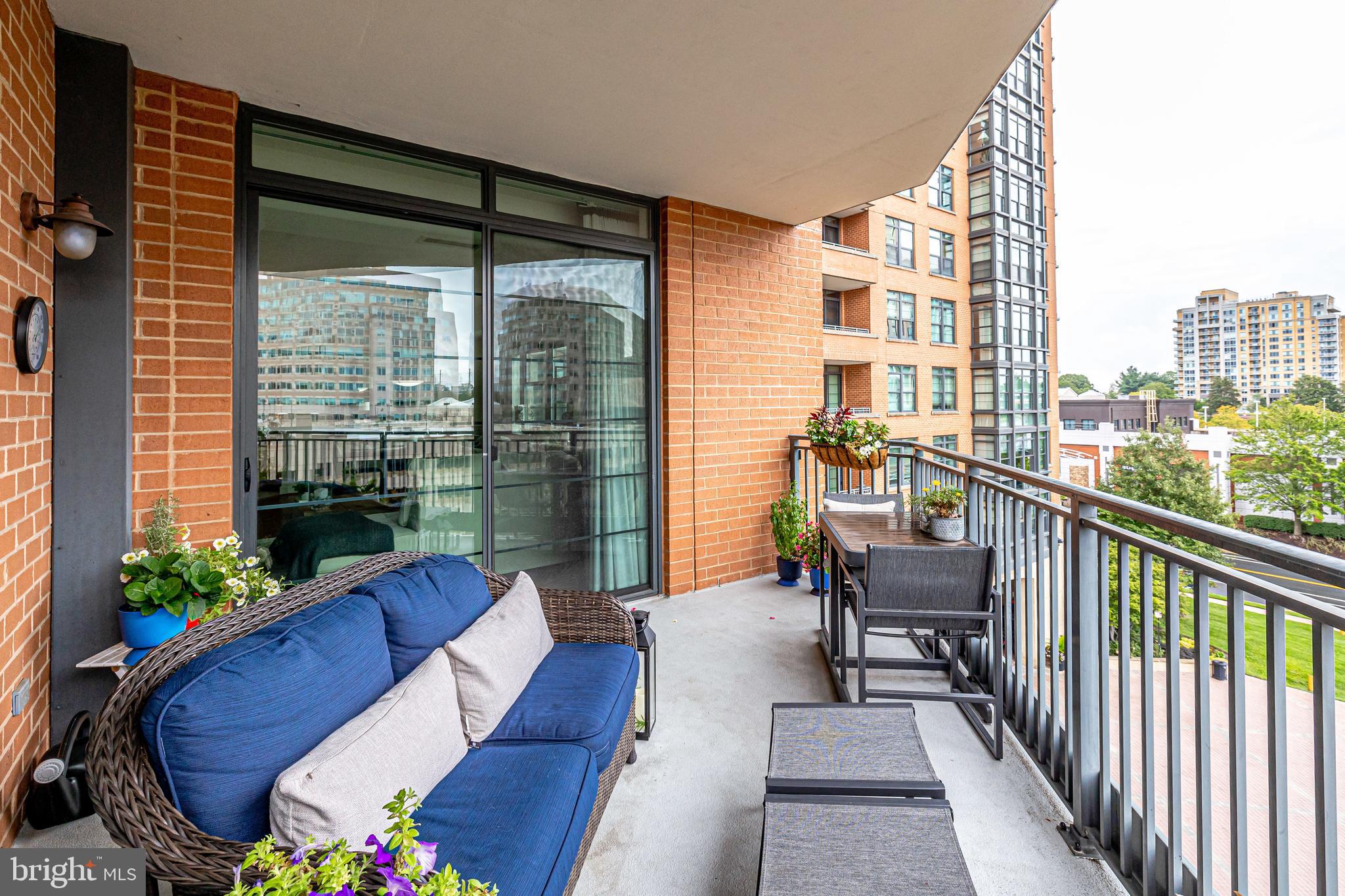 PARAMOUNT - Residential