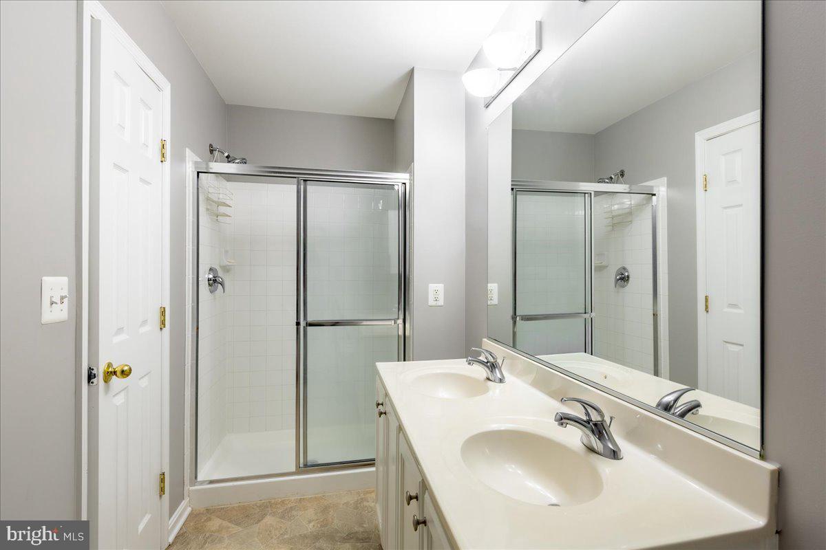 ROUND HILL - Residential