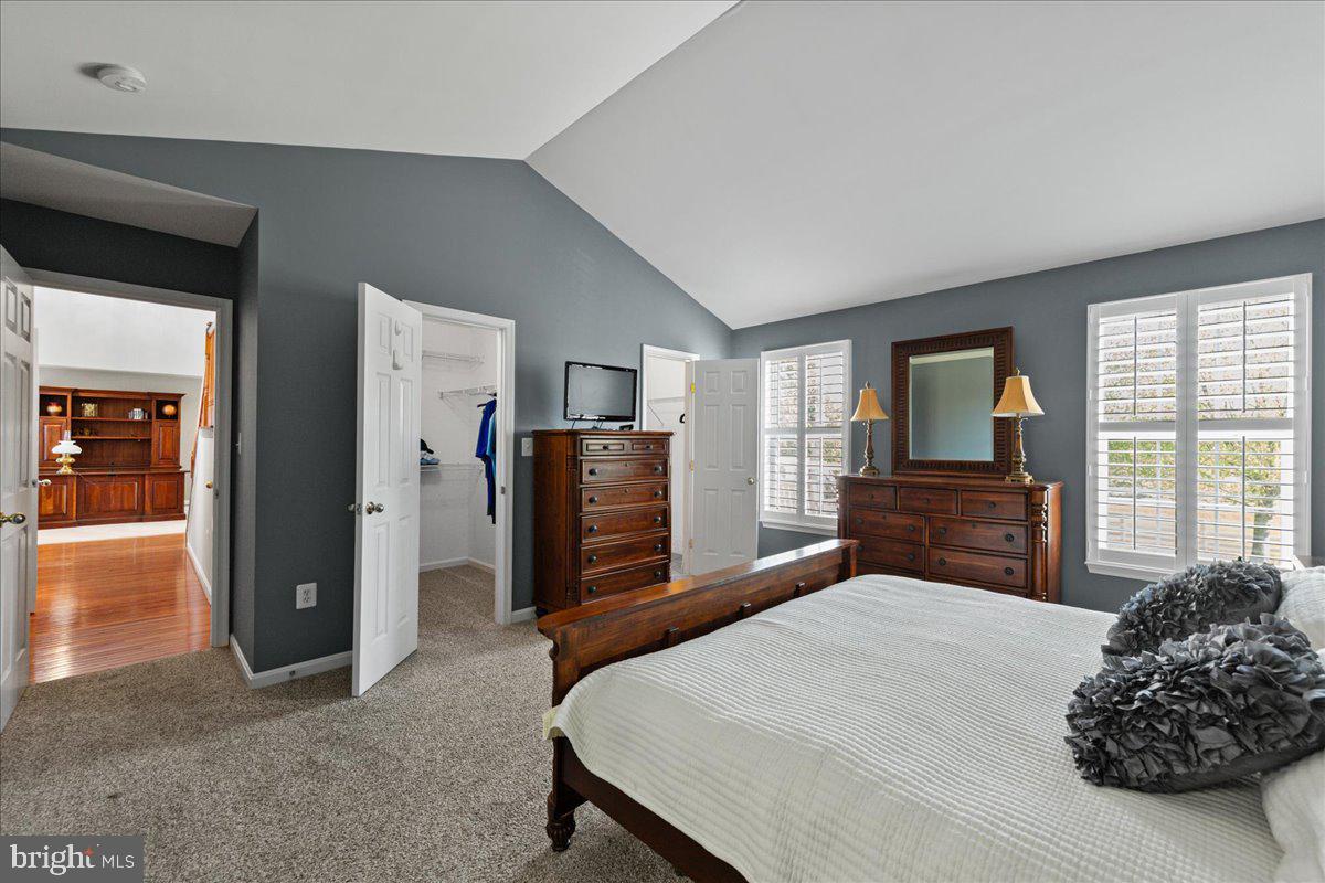 ROUND HILL - Residential