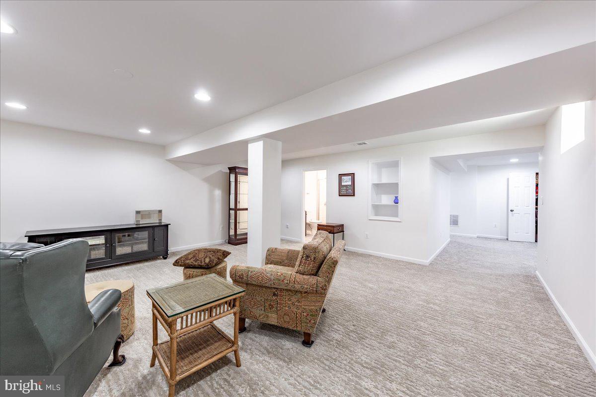 ROUND HILL - Residential