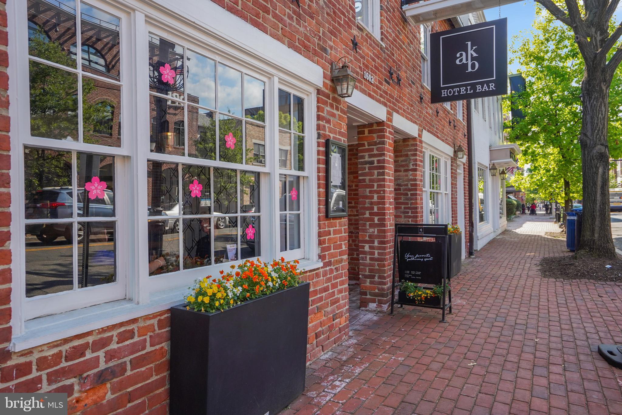 THE HENRY - Residential