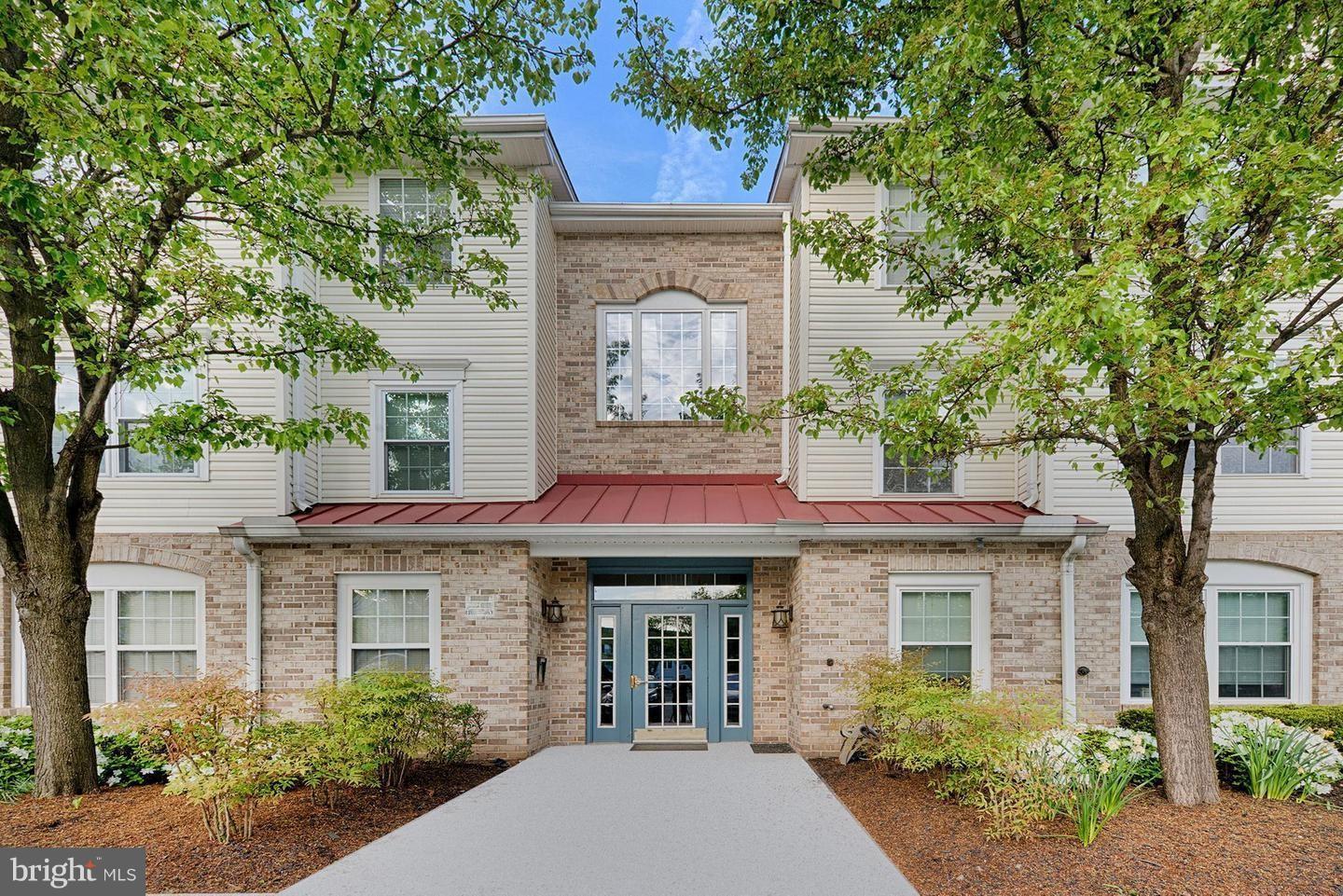 First Level 2 Bedroom/2 Bath condo with den. Screened in porch for relaxing with a view of trees. Bedrooms each have their own wing. Great opportunity to buy in a great location!