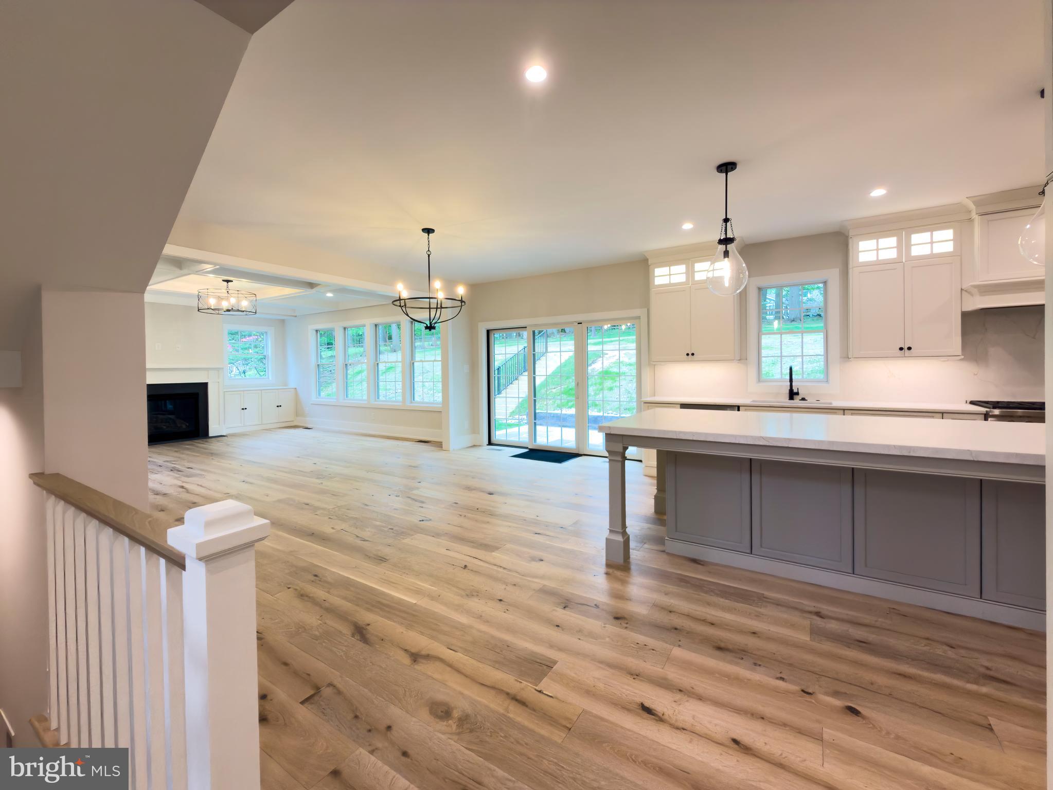 COLONIAL VILLAGE - Residential