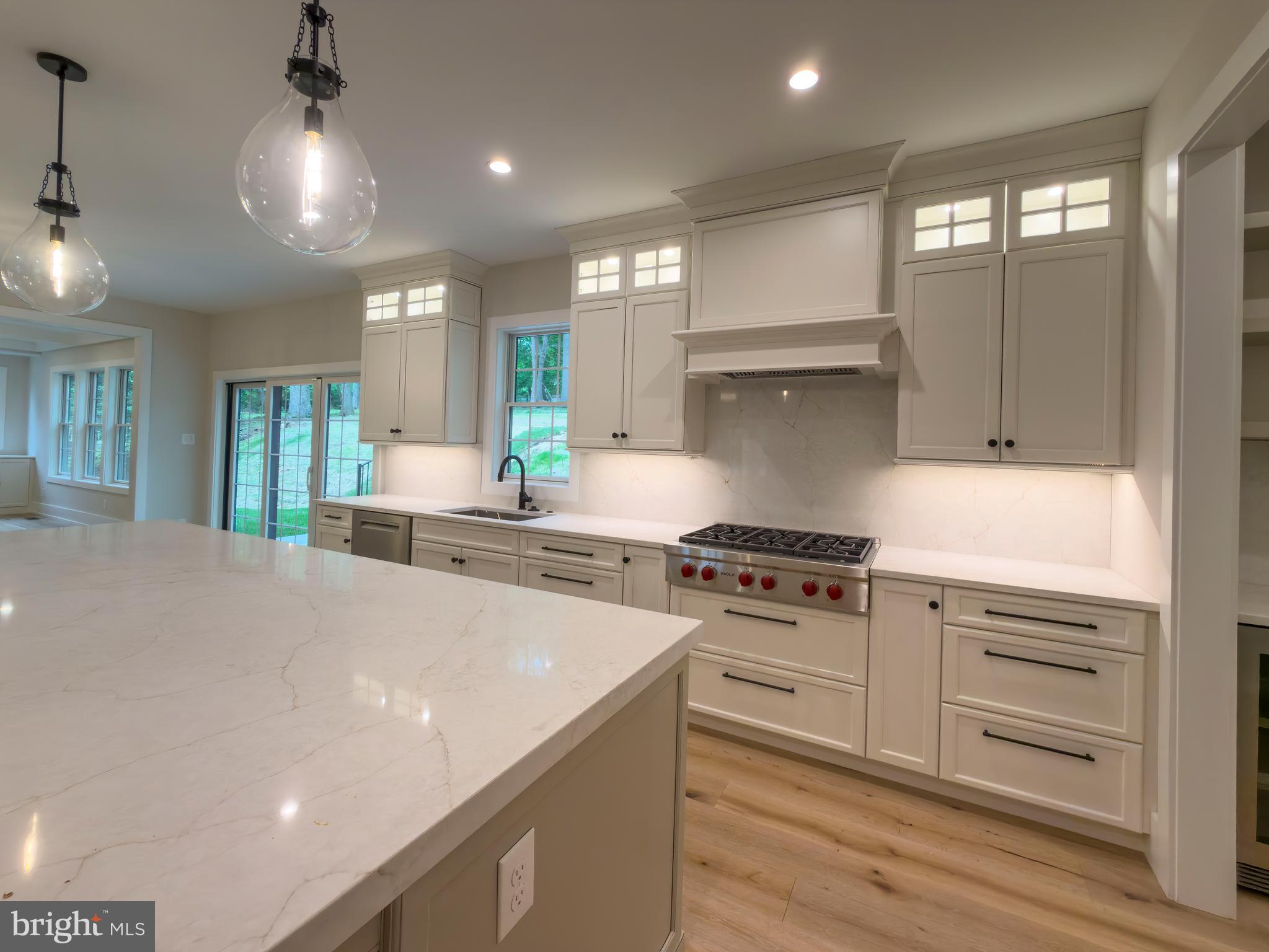 COLONIAL VILLAGE - Residential