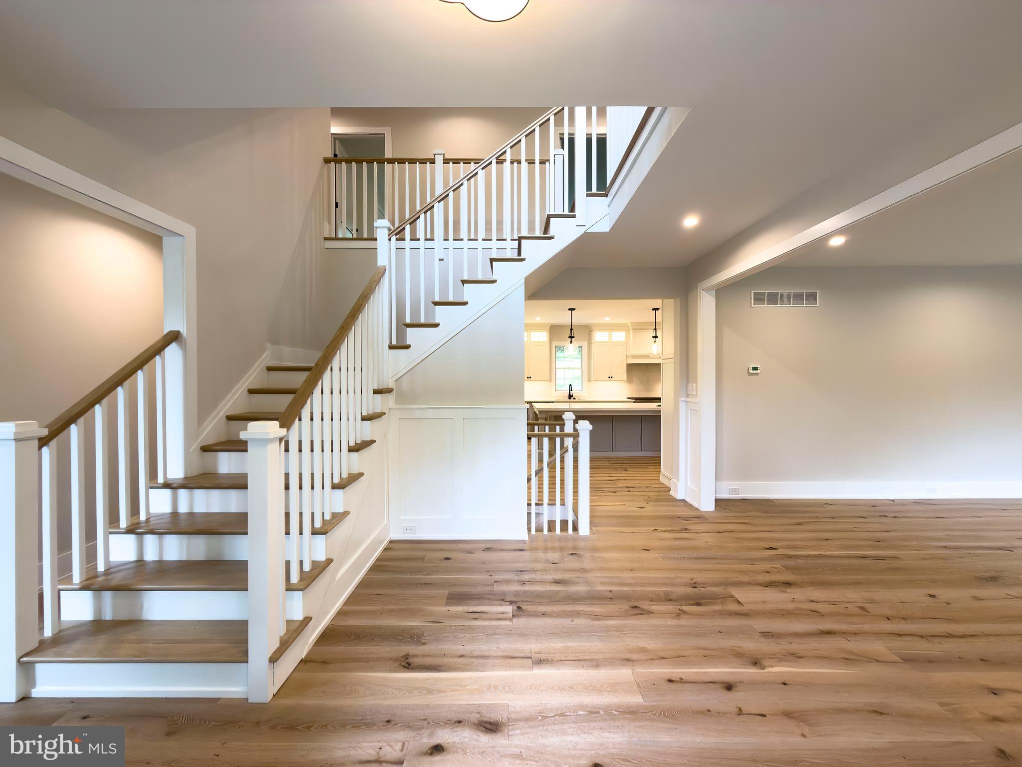 COLONIAL VILLAGE - Residential
