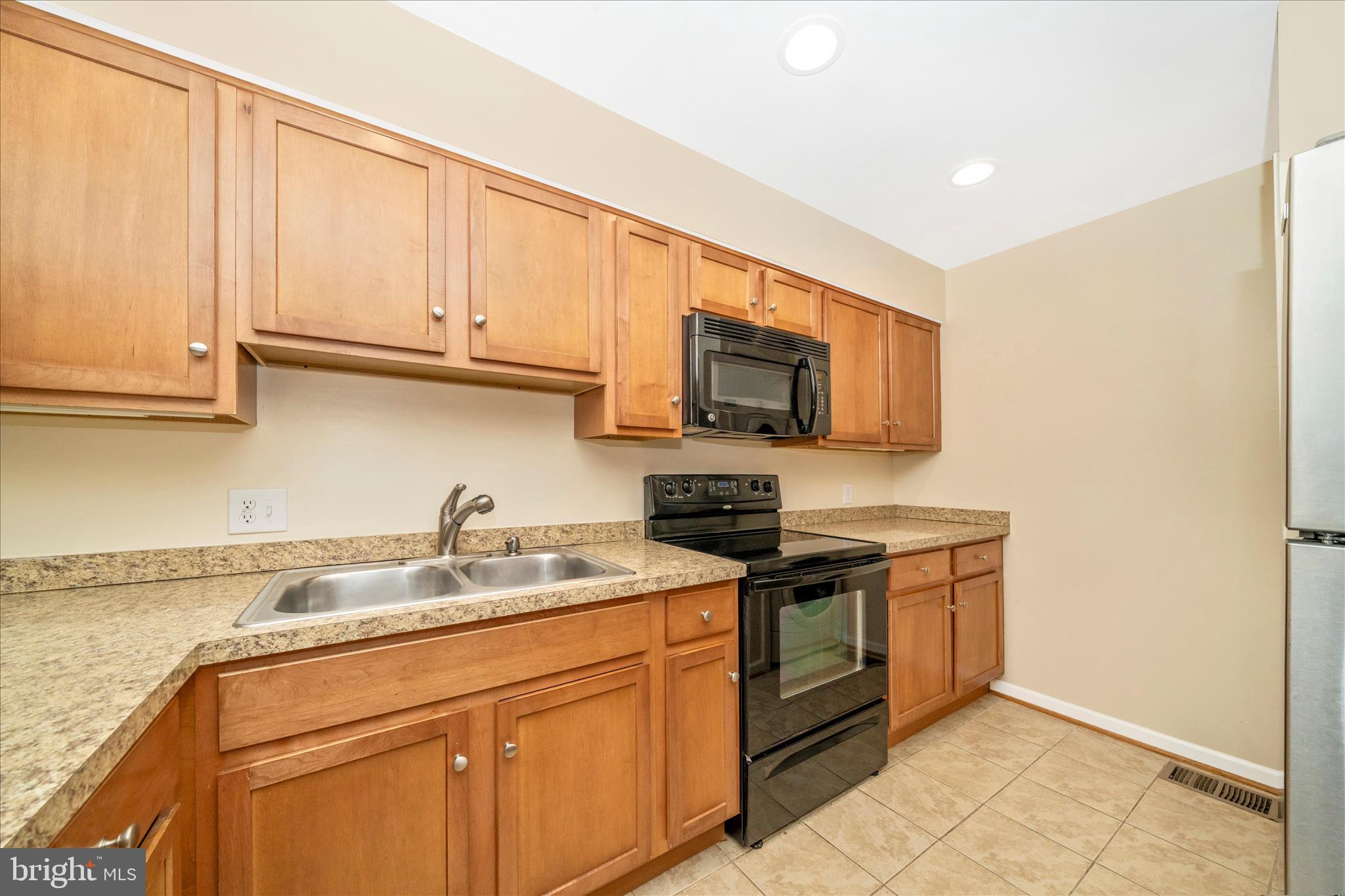 THE GABLES ON TUCKERMAN - Residential