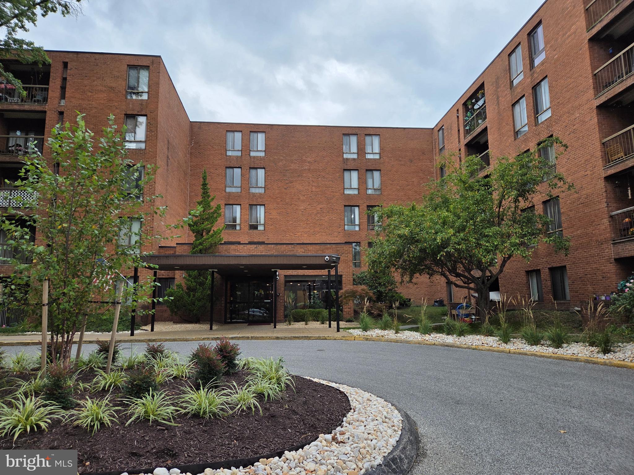 Completely renovated 2 bedroom 2 bath condo in full service building.  New kitchen and appliances, laundry in unit, new flooring, recessed lighting, balcony.