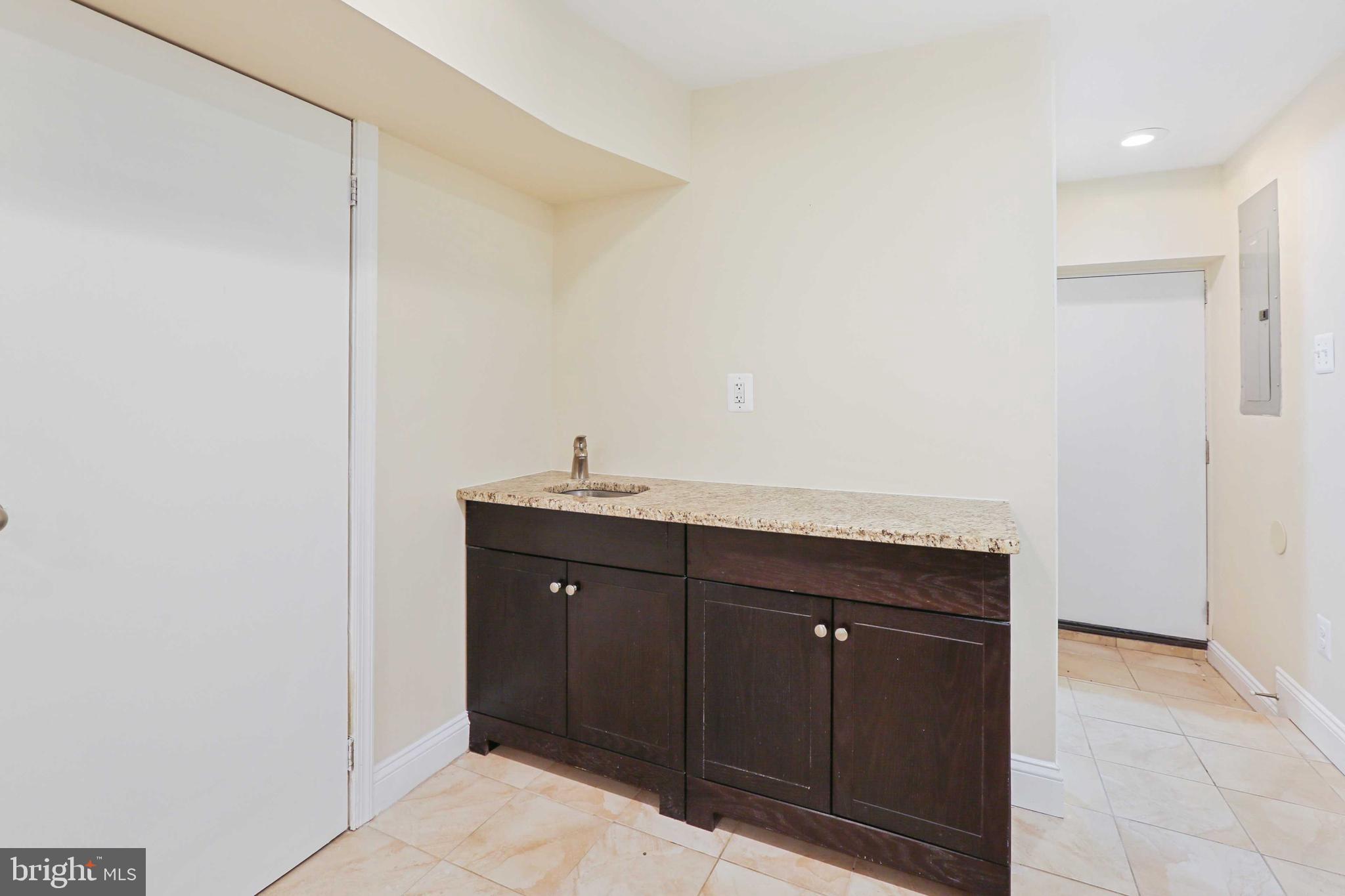 GREEKTOWN - Residential Lease