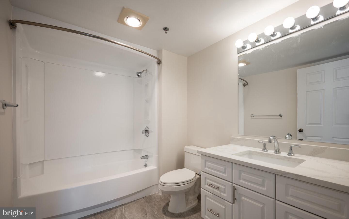 CARLYLE TOWERS - Residential Lease