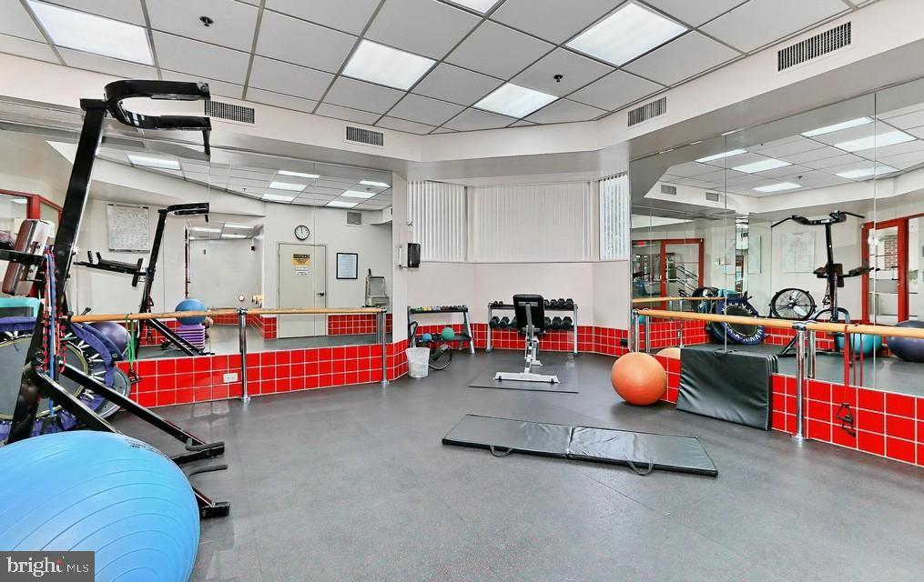 CARLYLE TOWERS - Residential Lease