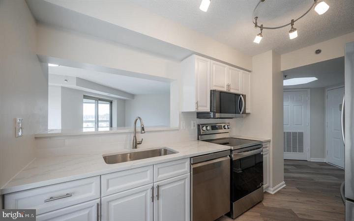 CARLYLE TOWERS - Residential Lease