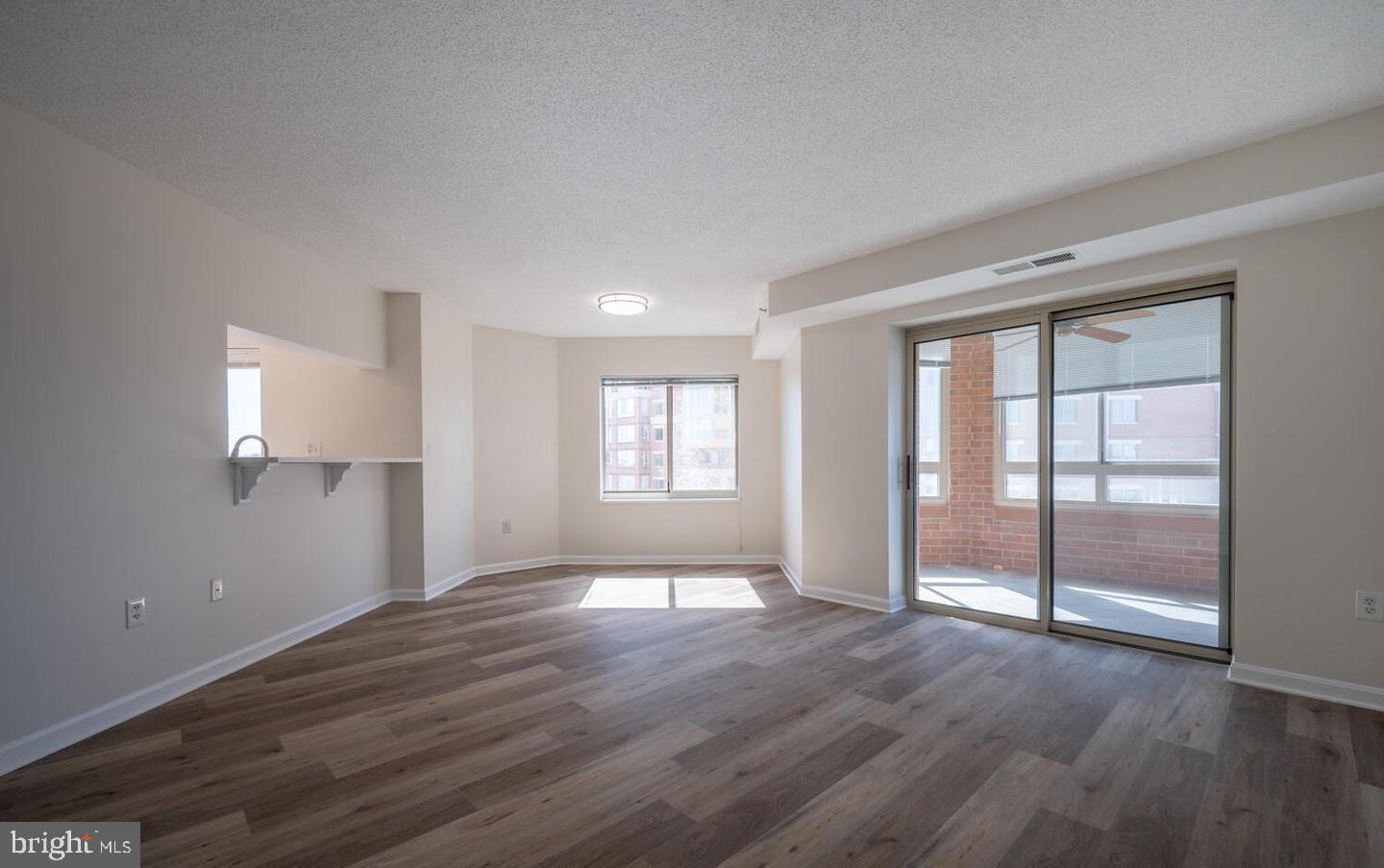 CARLYLE TOWERS - Residential Lease