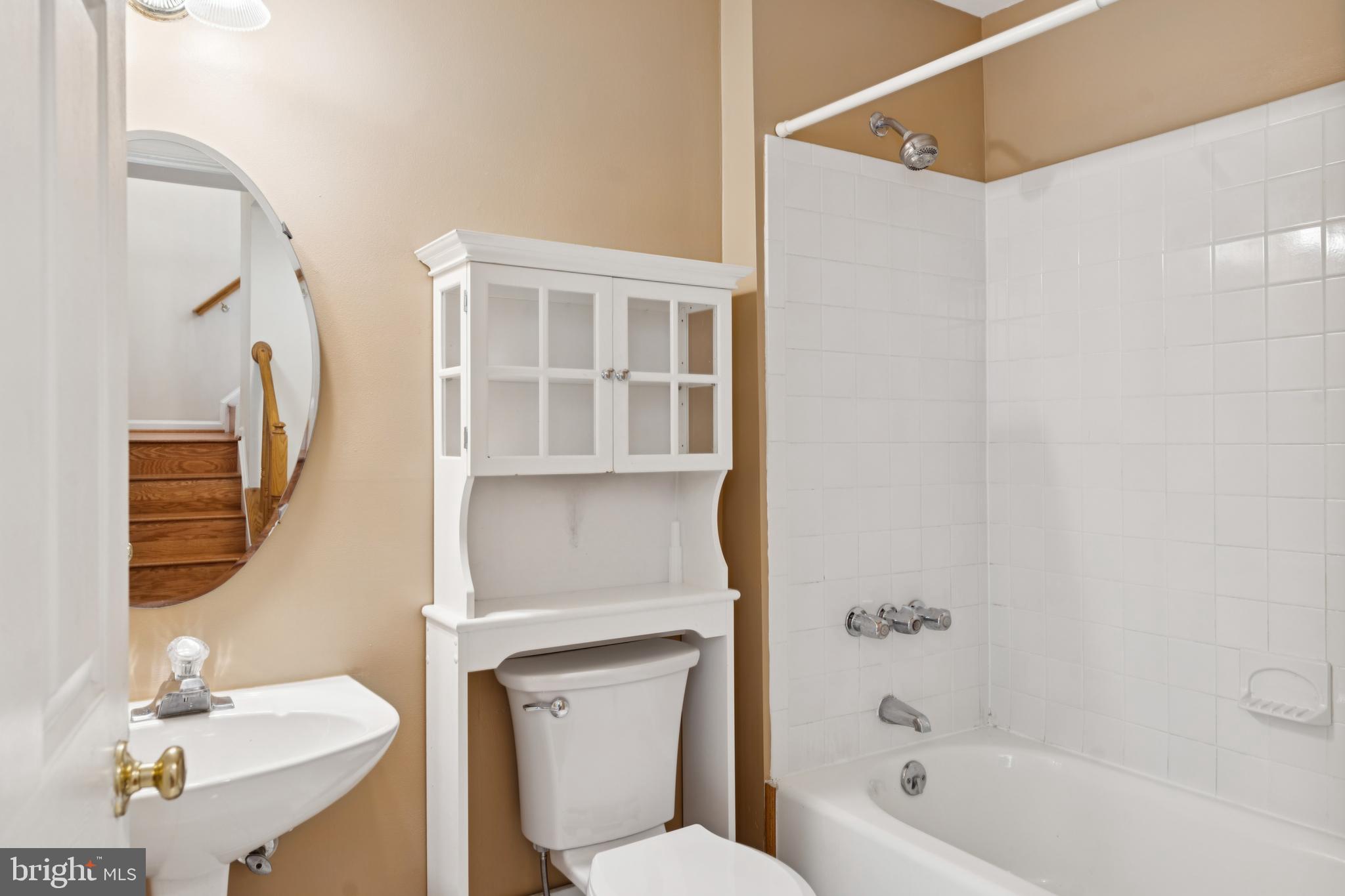 LAKEWOOD ESTATES - Residential Lease