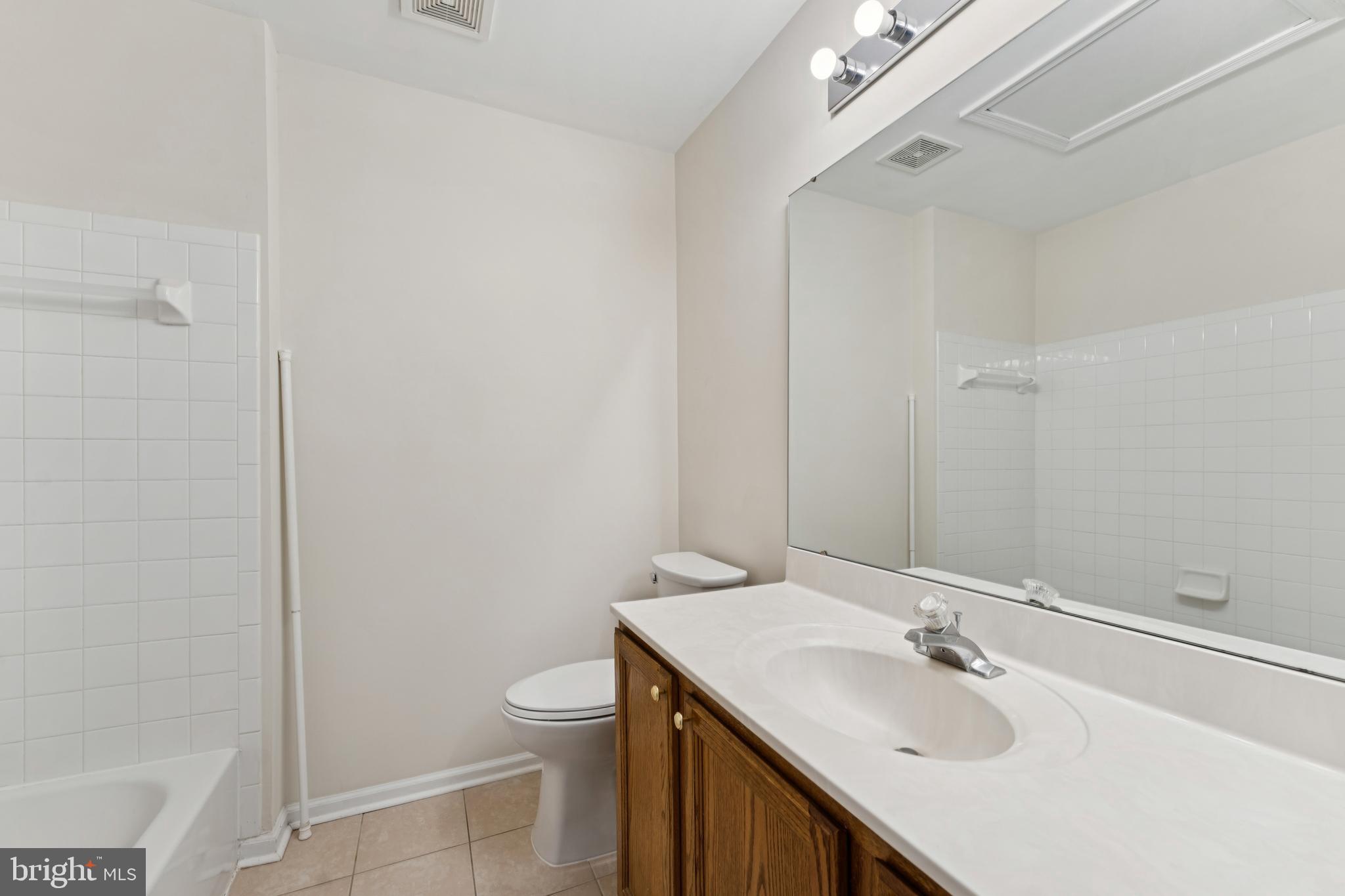 LAKEWOOD ESTATES - Residential Lease