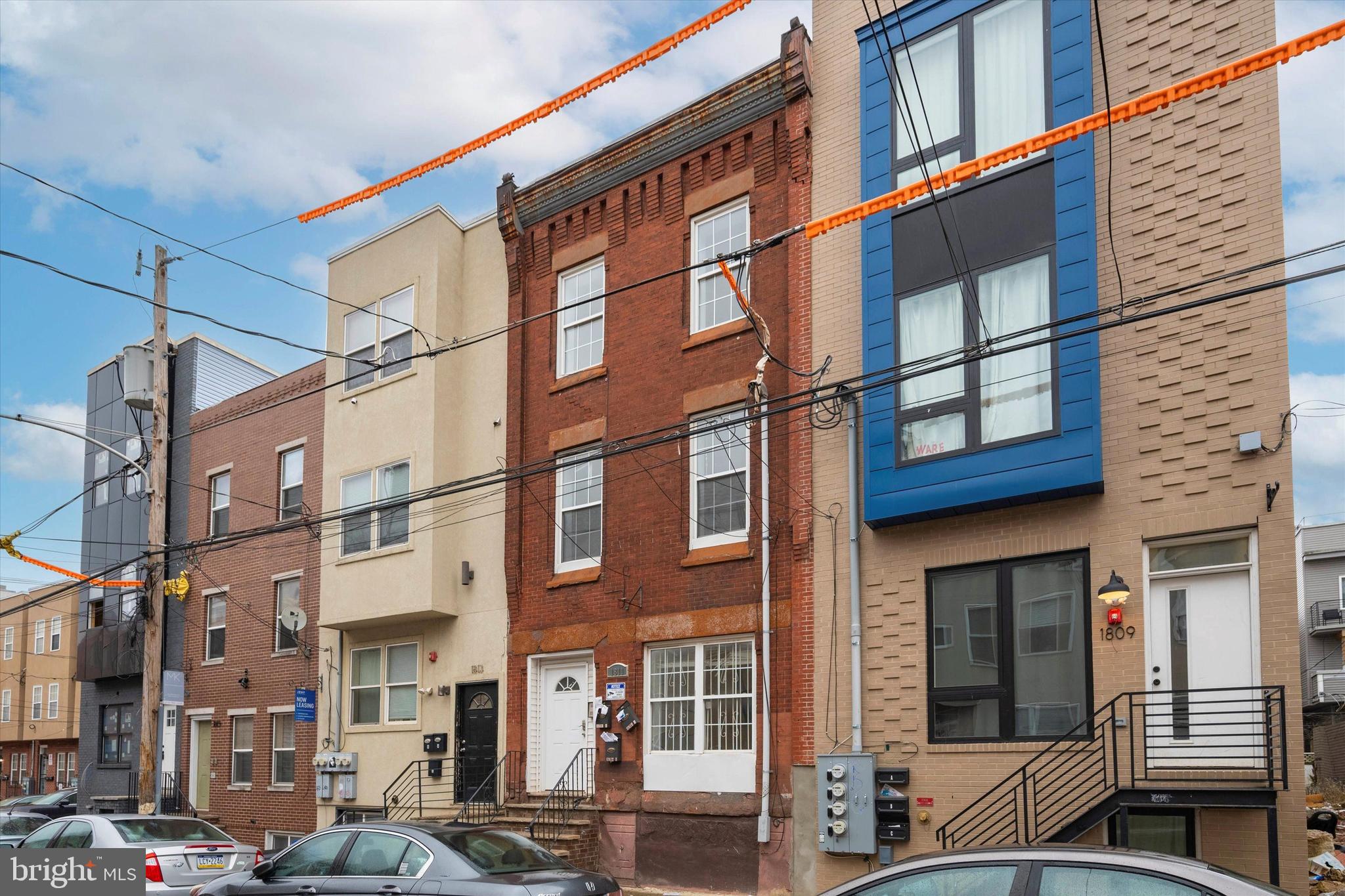 Affordable and functional, this 3-bedroom, 1-bathroom unit is ideal for students seeking a budget-friendly home close to Temple University. The unit includes a comfortable living space, a fully equipped kitchen, and a convenient location.