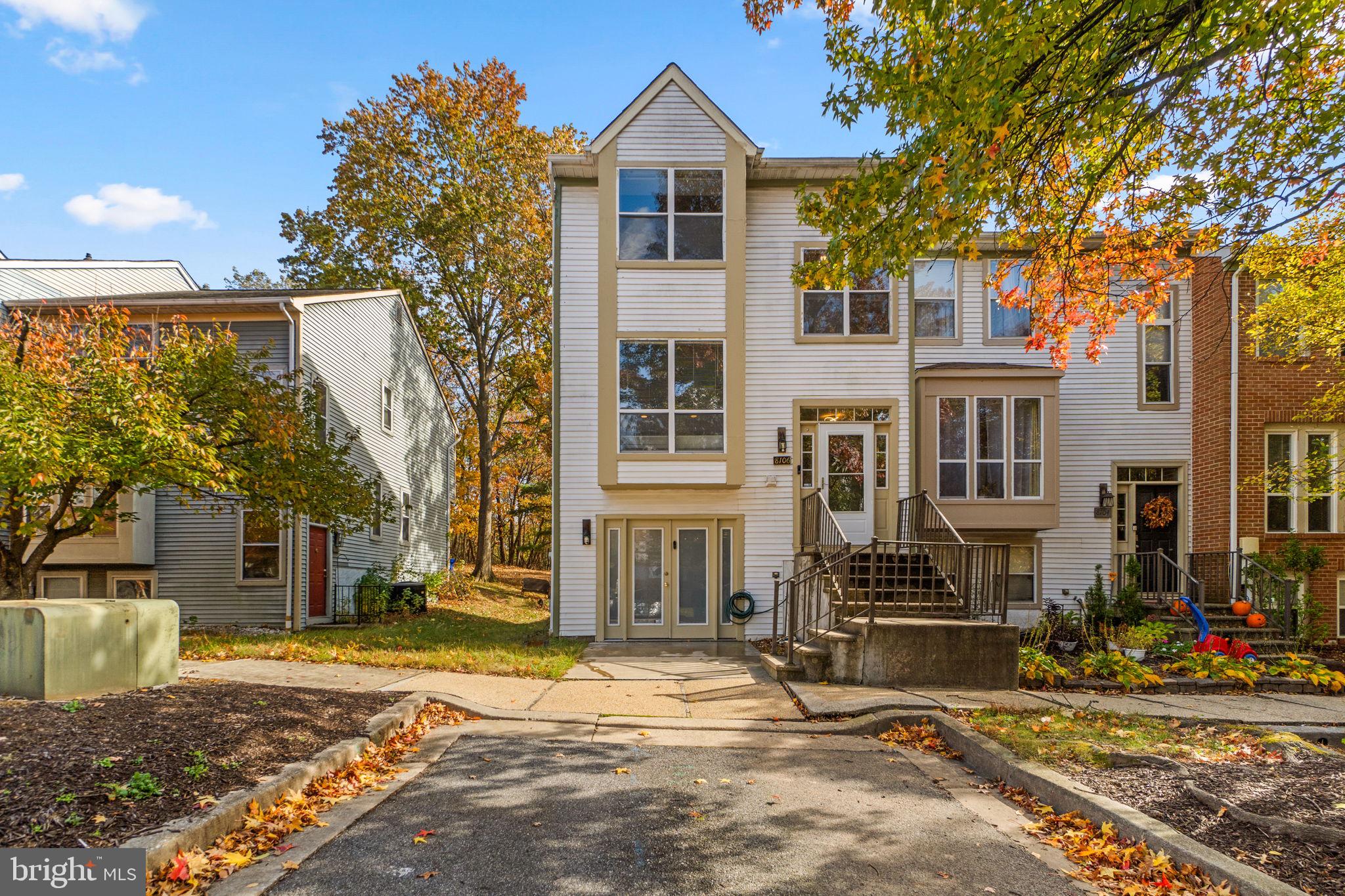 8106 WOODED GLEN COURT