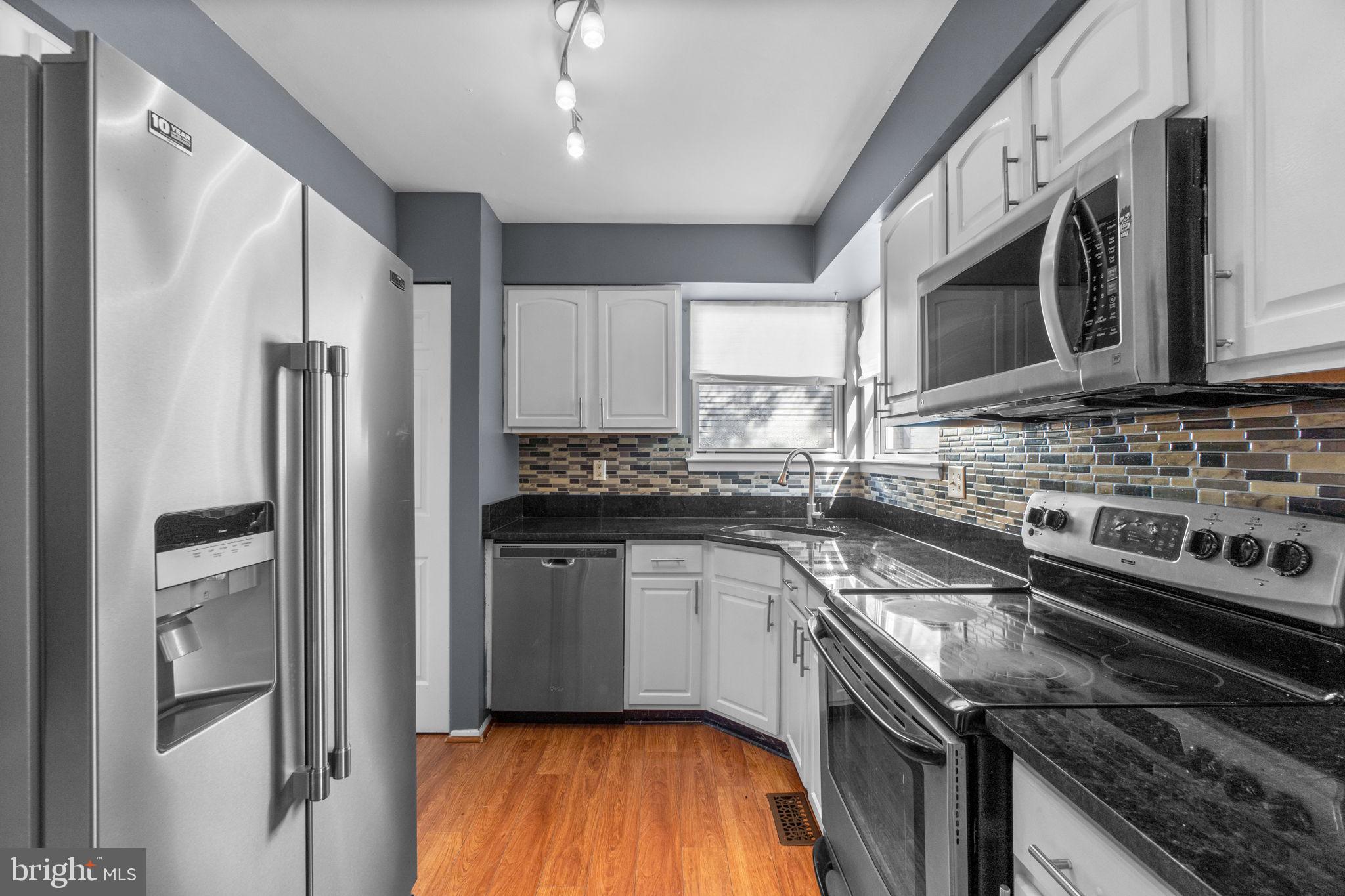 8106 WOODED GLEN COURT