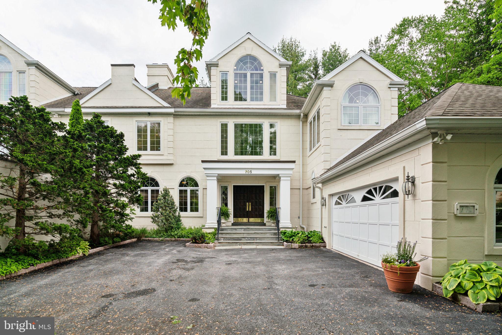 705 CANTERBURY LANE