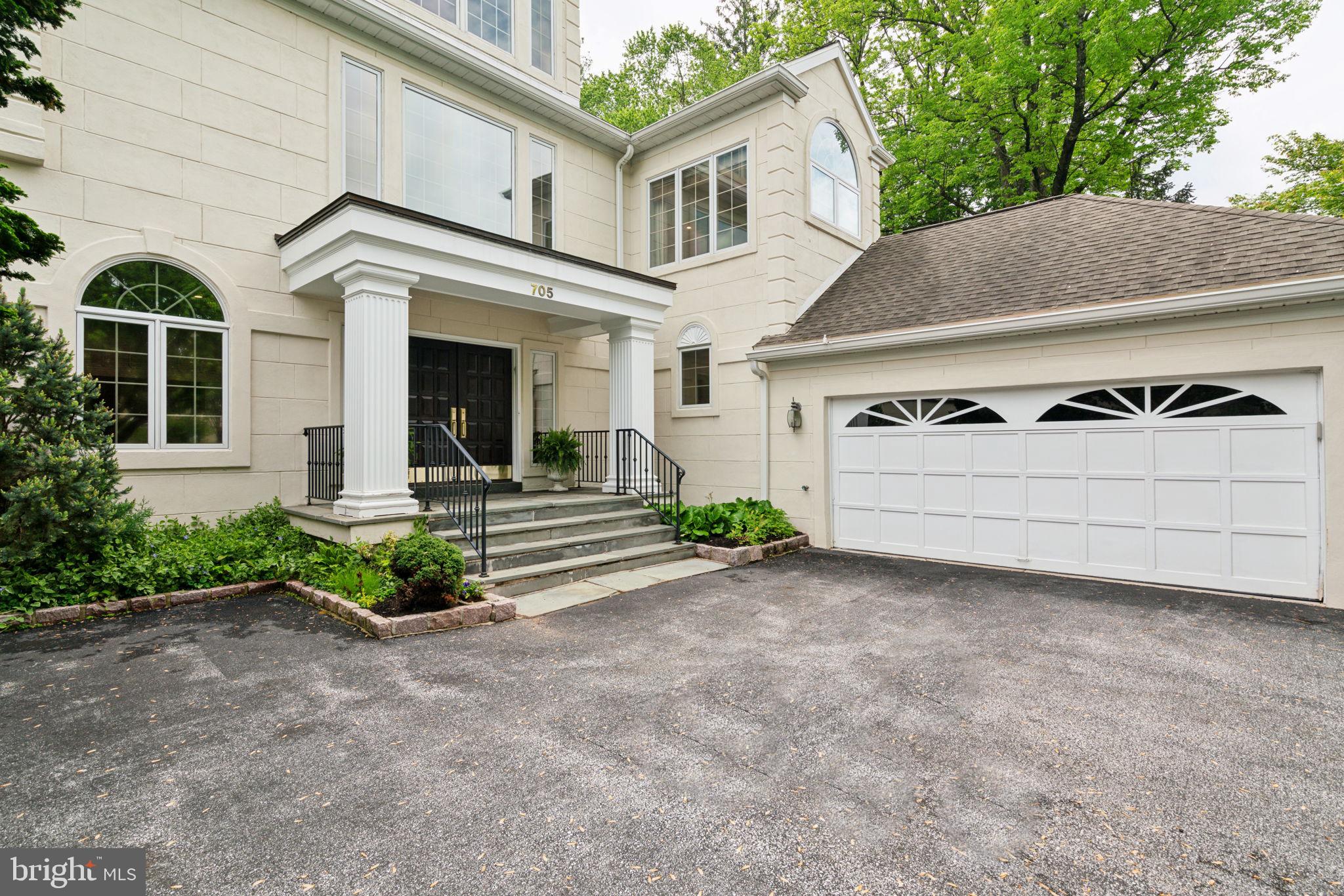 705 CANTERBURY LANE