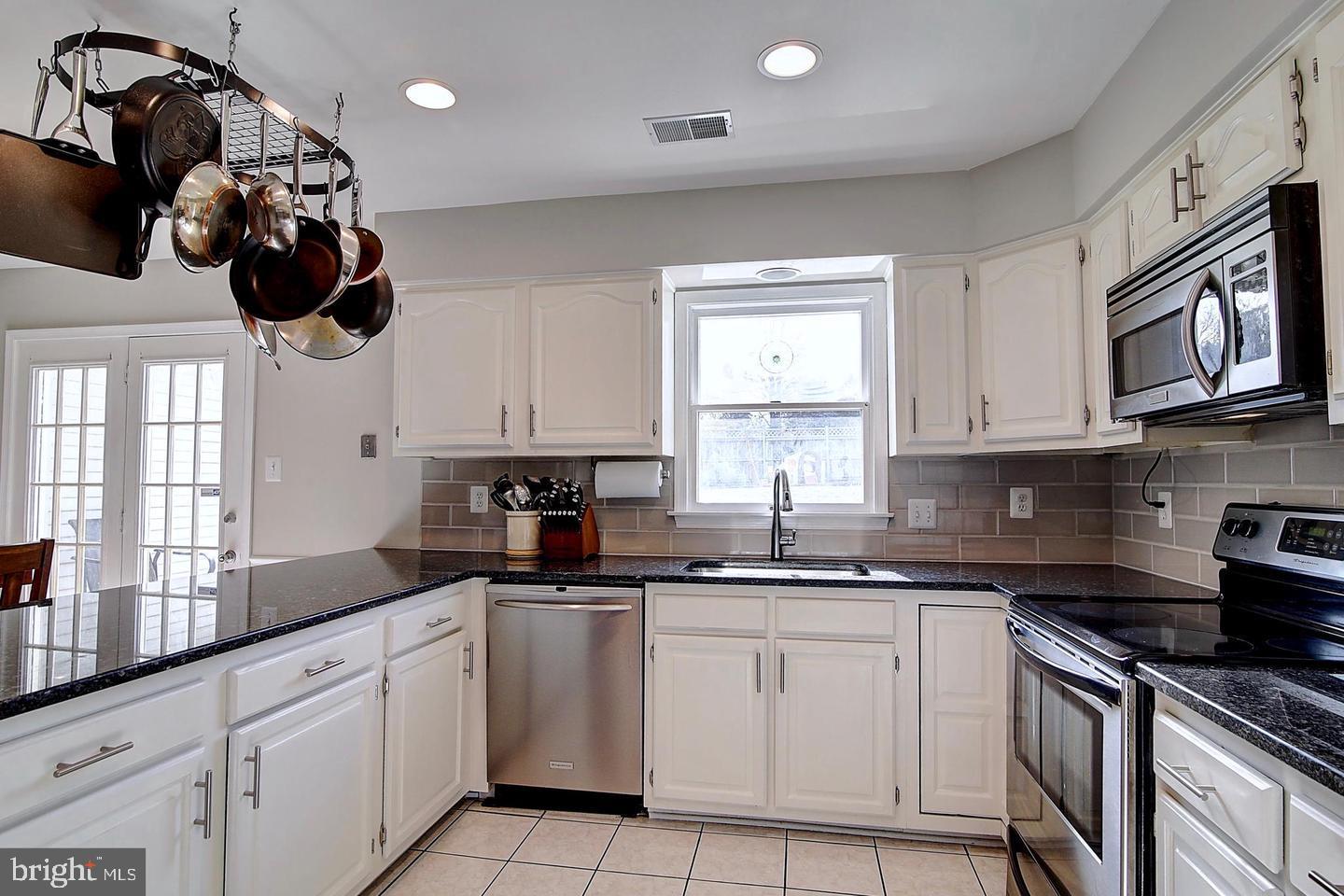 BROAD OAKS - Residential Lease
