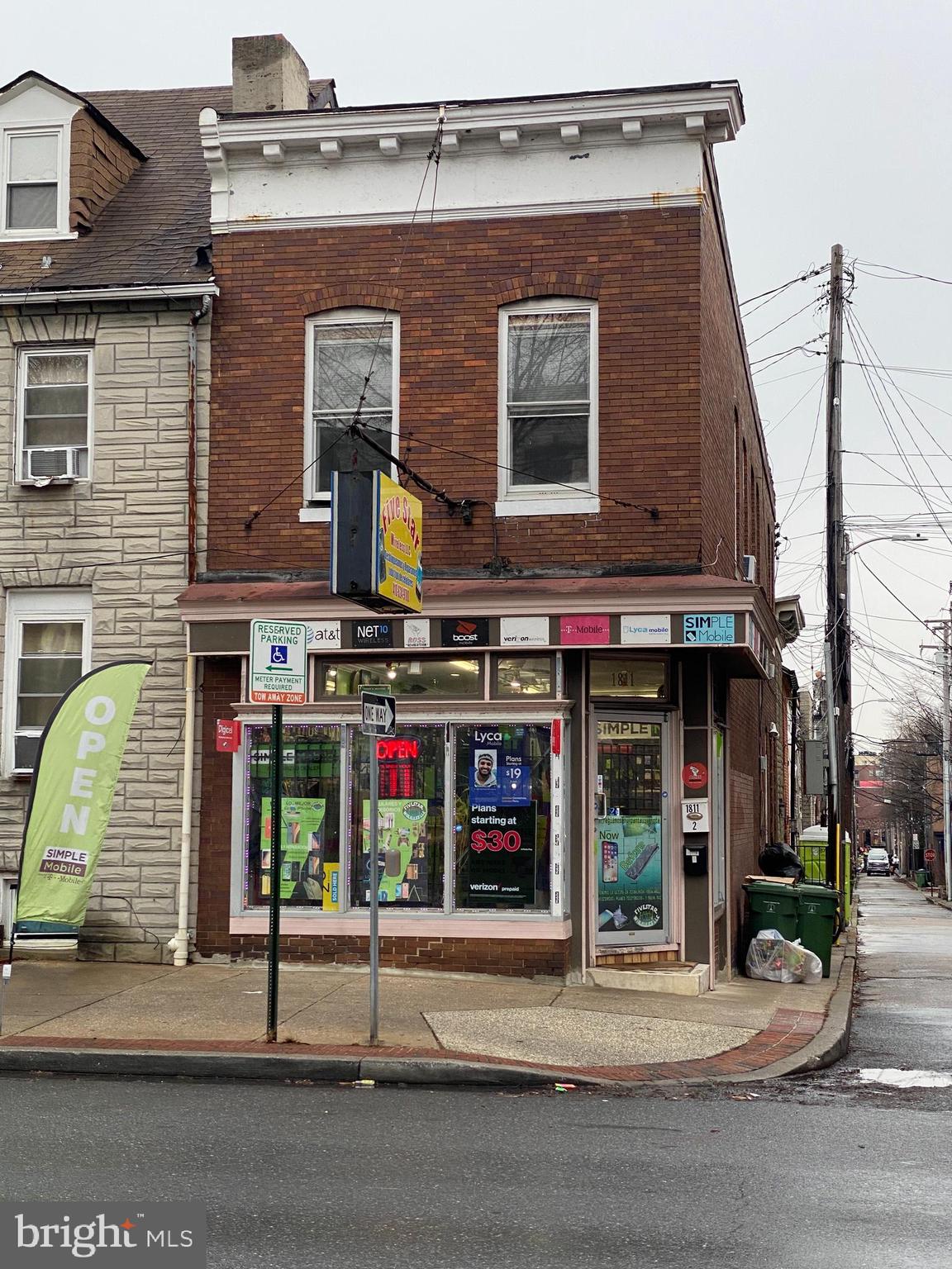 Main image without alt text