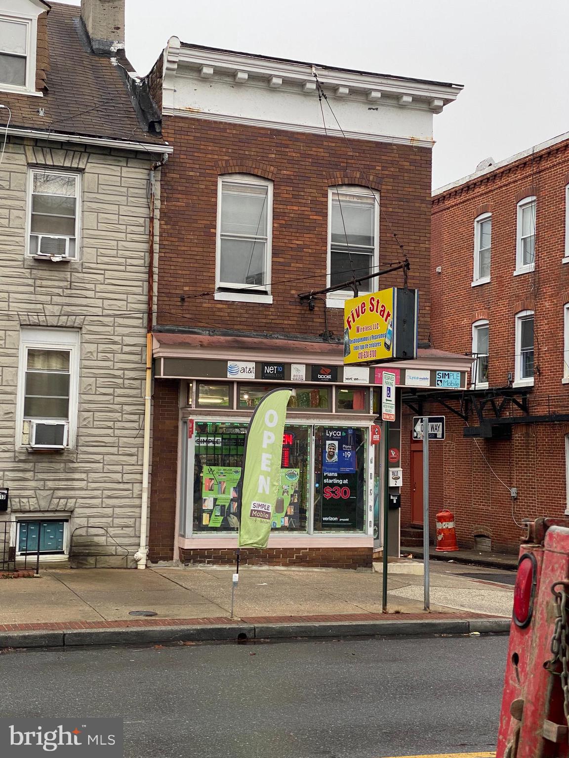 Main image without alt text