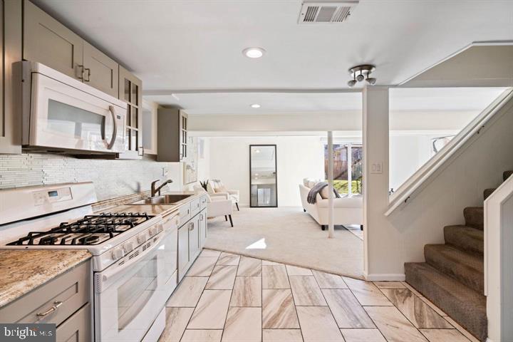 FAIRWAY MANOR ESTATES - Residential Lease