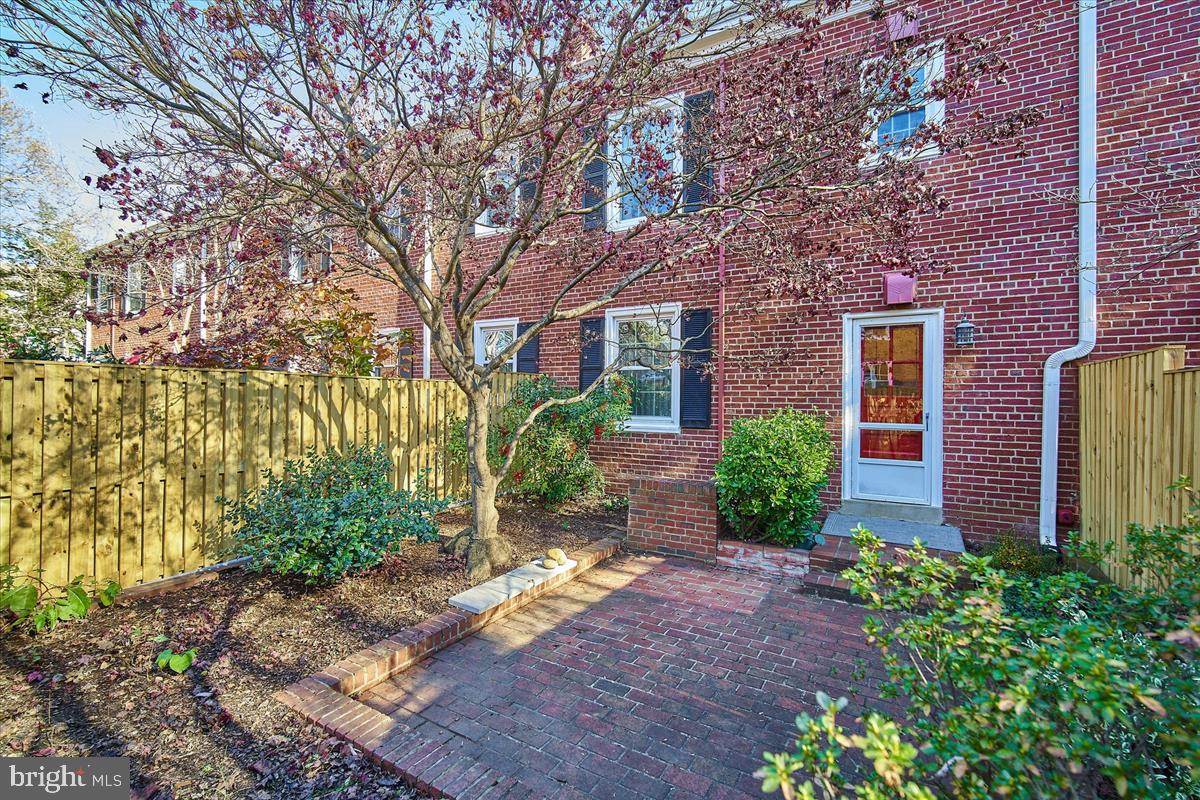 FAIRLINGTON MEADOWS - Residential Lease