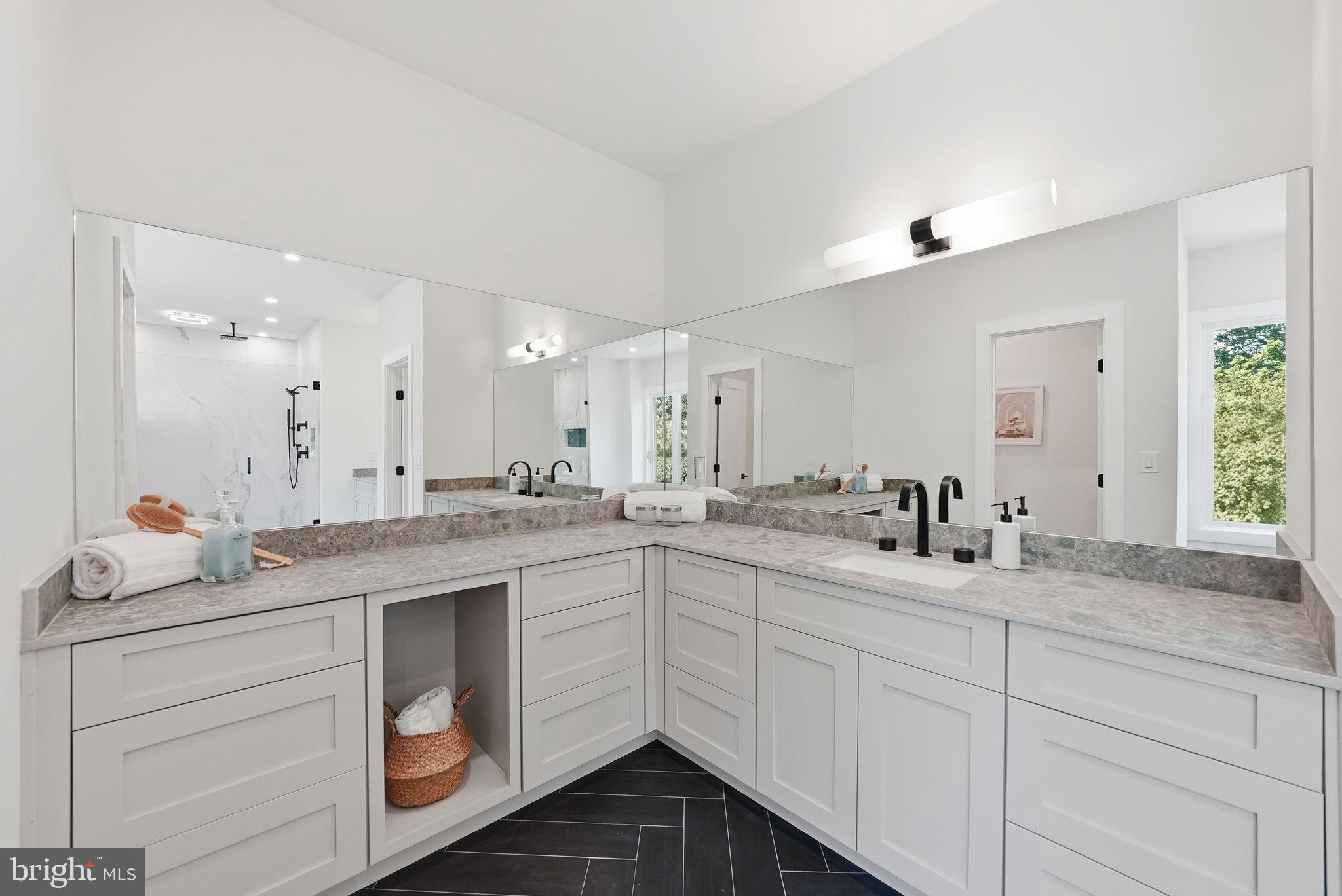 WESTHAMPTON - Residential
