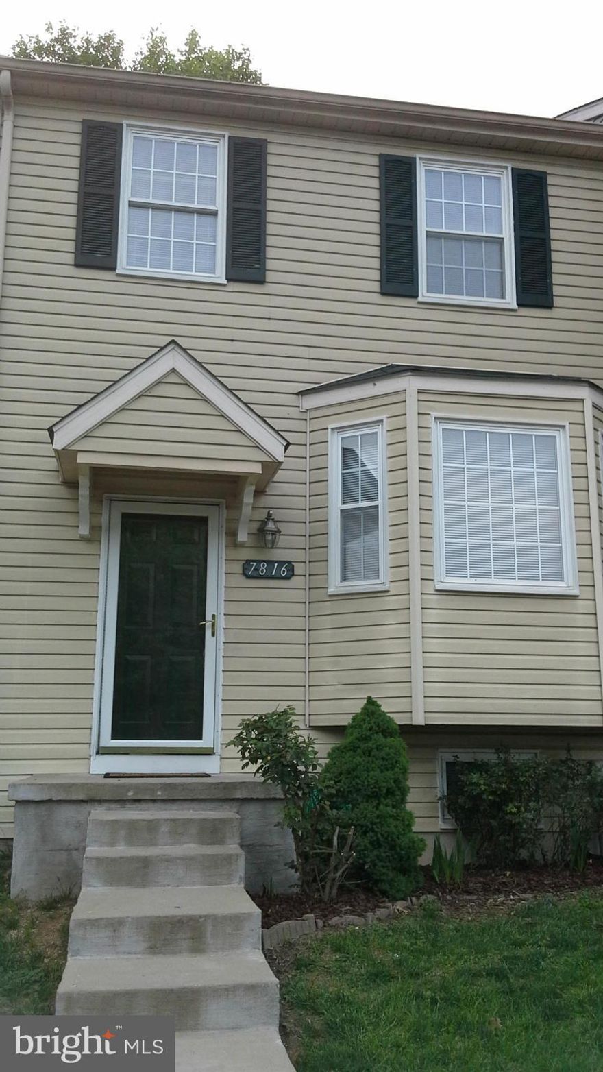 New Fabulous Kitchen, Granite Counters, Stainless Appliances 4BR/2.5Bath TownHome*Nearly 2000sf Finished Living Space*    plus Formal Sep DiningRm*Kitchen Bay Window*Fully Finished Lower Level WalkOut*Spacious FamilyRoom*  Ceiling Fans*Corian Double Vanity & Sinks* Built-in Cubbies*New Deck & New HVAC 2013! *New Carpet main level*Turn-Key Condition*Condo Maintains Roof. Low Condo Fees.