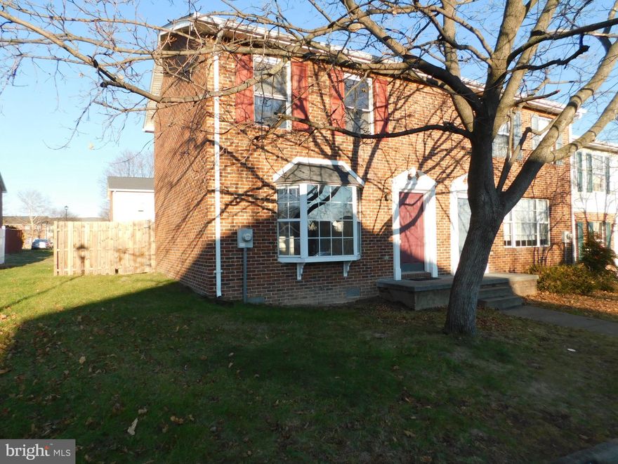 End unit 2 bedroom townhouse in Brookland Heights on the east side of Winchester. Fenced rear yard, hardwood floors in living room and bedrooms, updated kitw/d hook-ups. Owner will consider small pet with NRPD. Range, refrigerator, w/d hook-ups. Tenant responsible for electricity, water/sewer and trash removal. No Smoking.