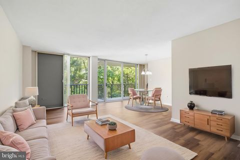 Photo of 4600 S Four Mile Run Drive #225, ARLINGTON, VA 22204 (MLS # VAAR2076154)