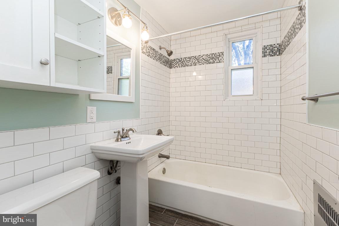 ARLINGTON OAKS - Residential Lease