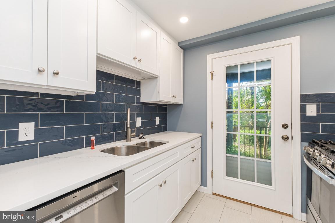 ARLINGTON OAKS - Residential Lease