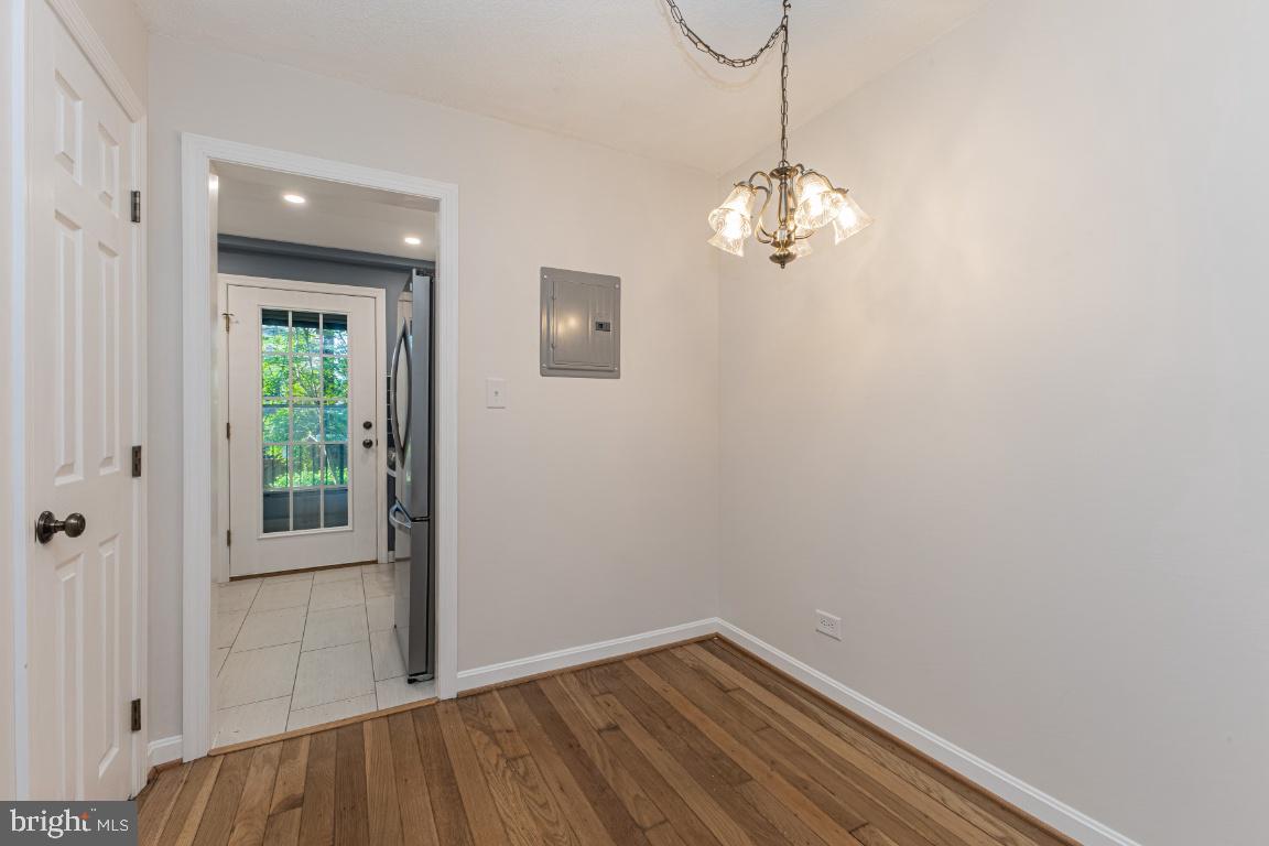 ARLINGTON OAKS - Residential Lease