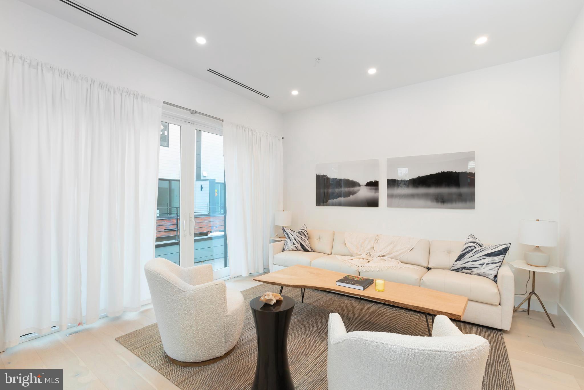 LOGAN SQUARE - Residential