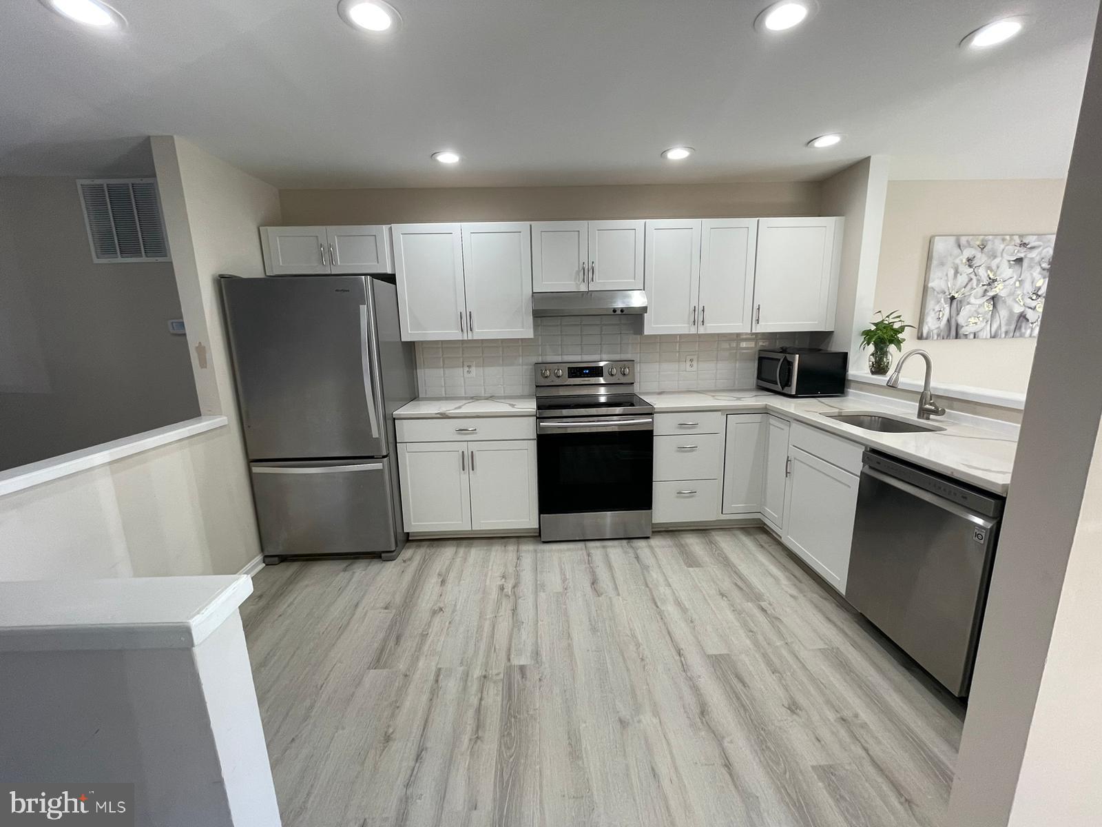 CENTREVILLE GREEN - Residential Lease