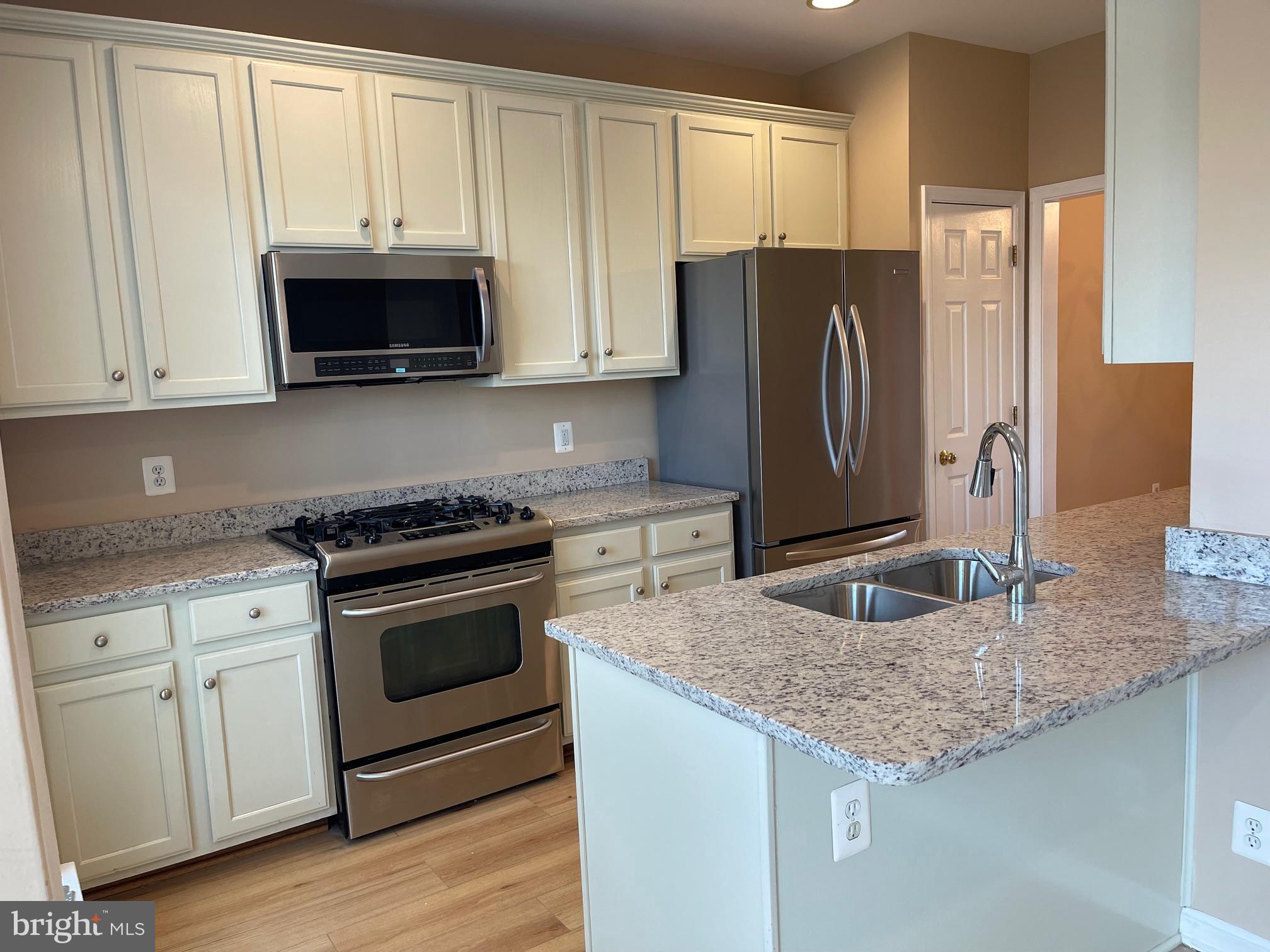 LAUREL HILL LANDBAY - Residential Lease