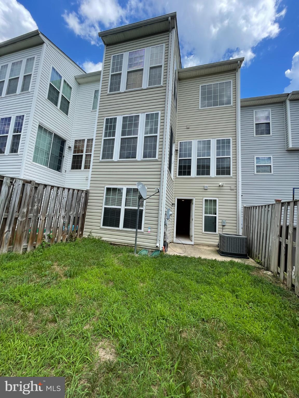 LAUREL HILL LANDBAY - Residential Lease