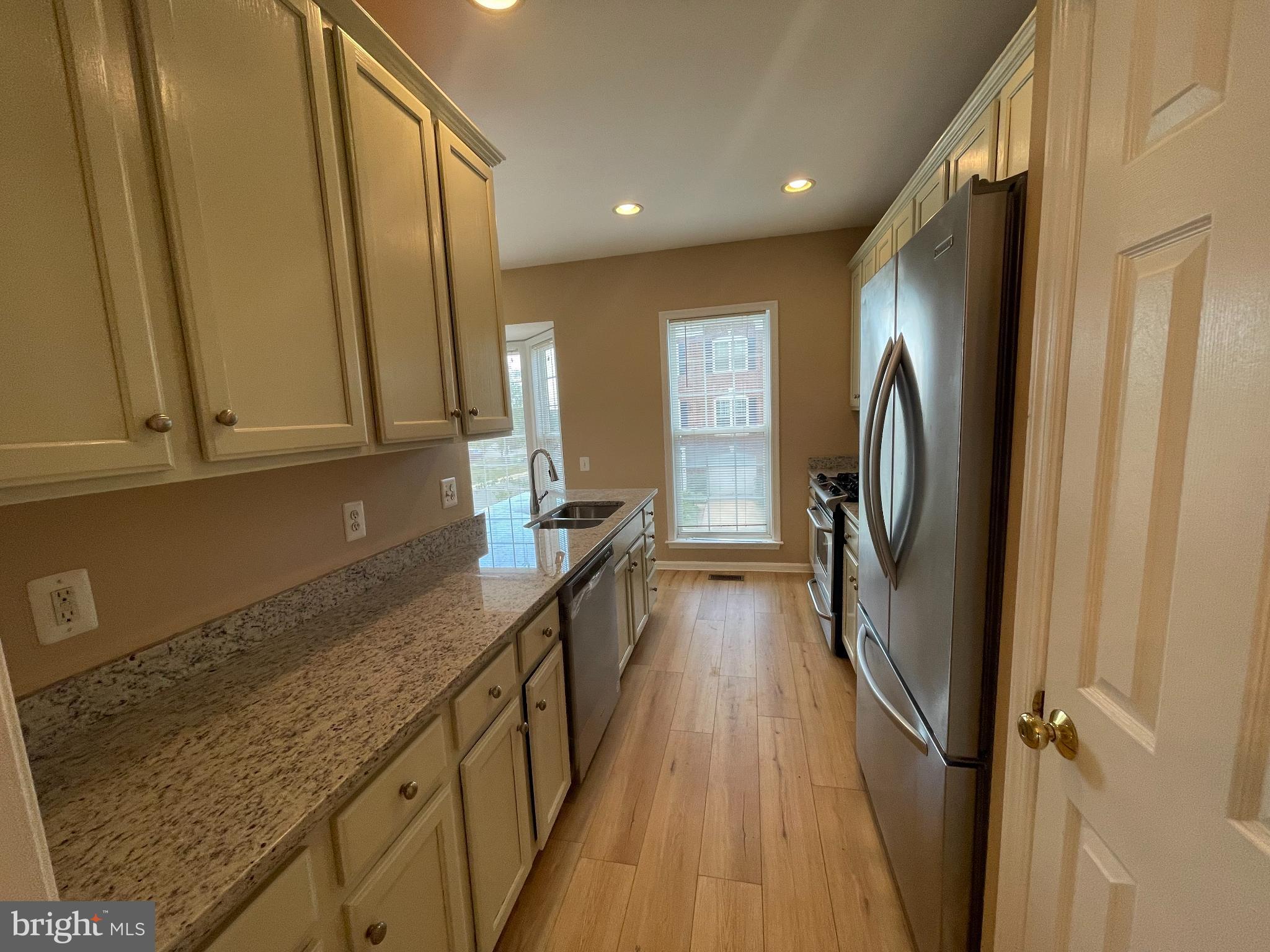 LAUREL HILL LANDBAY - Residential Lease