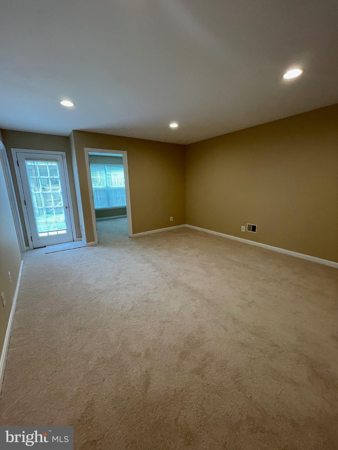 LAUREL HILL LANDBAY - Residential Lease