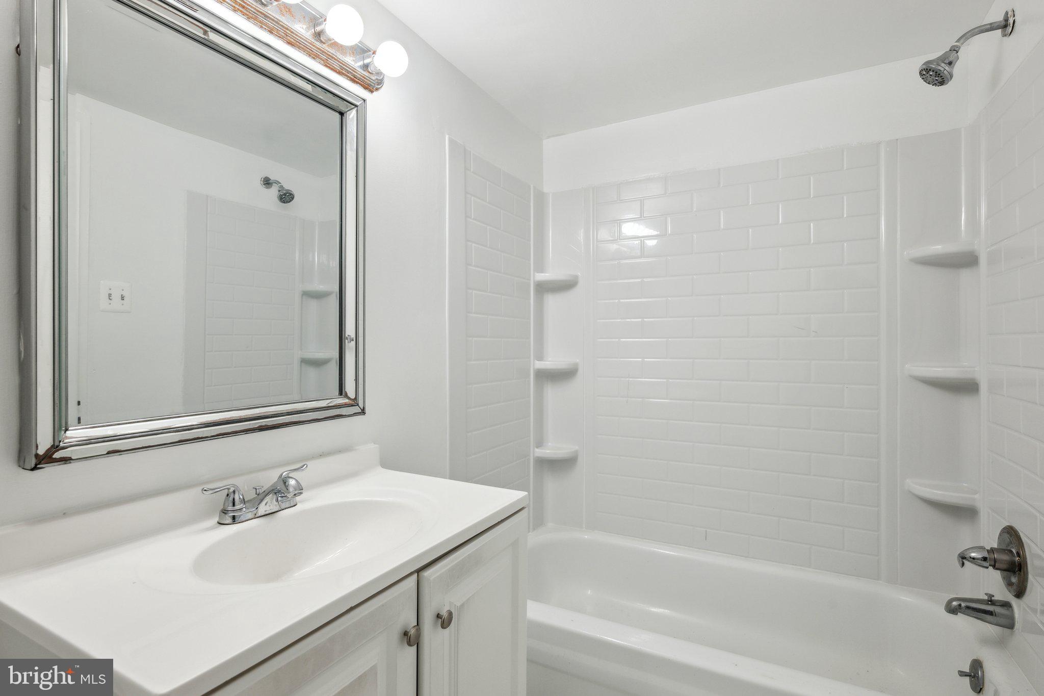 TREETOP CONDO - Residential Lease