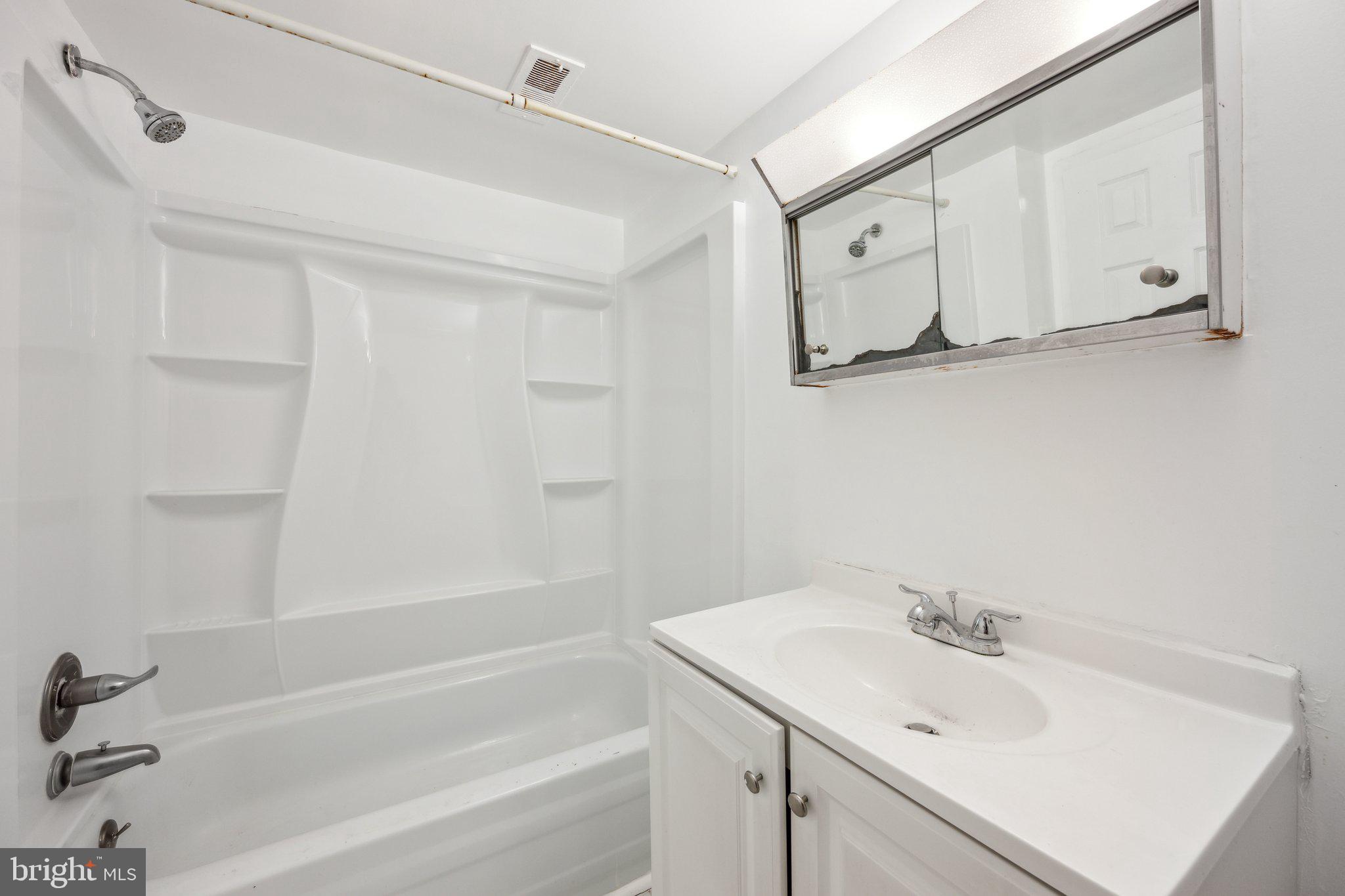 TREETOP CONDO - Residential Lease