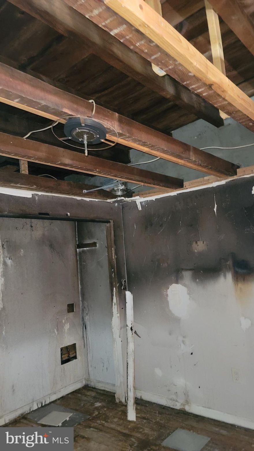 Investor Special! 3-bedroom, 1-bathroom home with significant potential. Property is being sold as-is and currently has mold issues and unauthorized occupants/squatters. Drive-by only. Do not approach or disturb the occupants. Interior access is not available. Extensive fire damage . Cash buyers only.