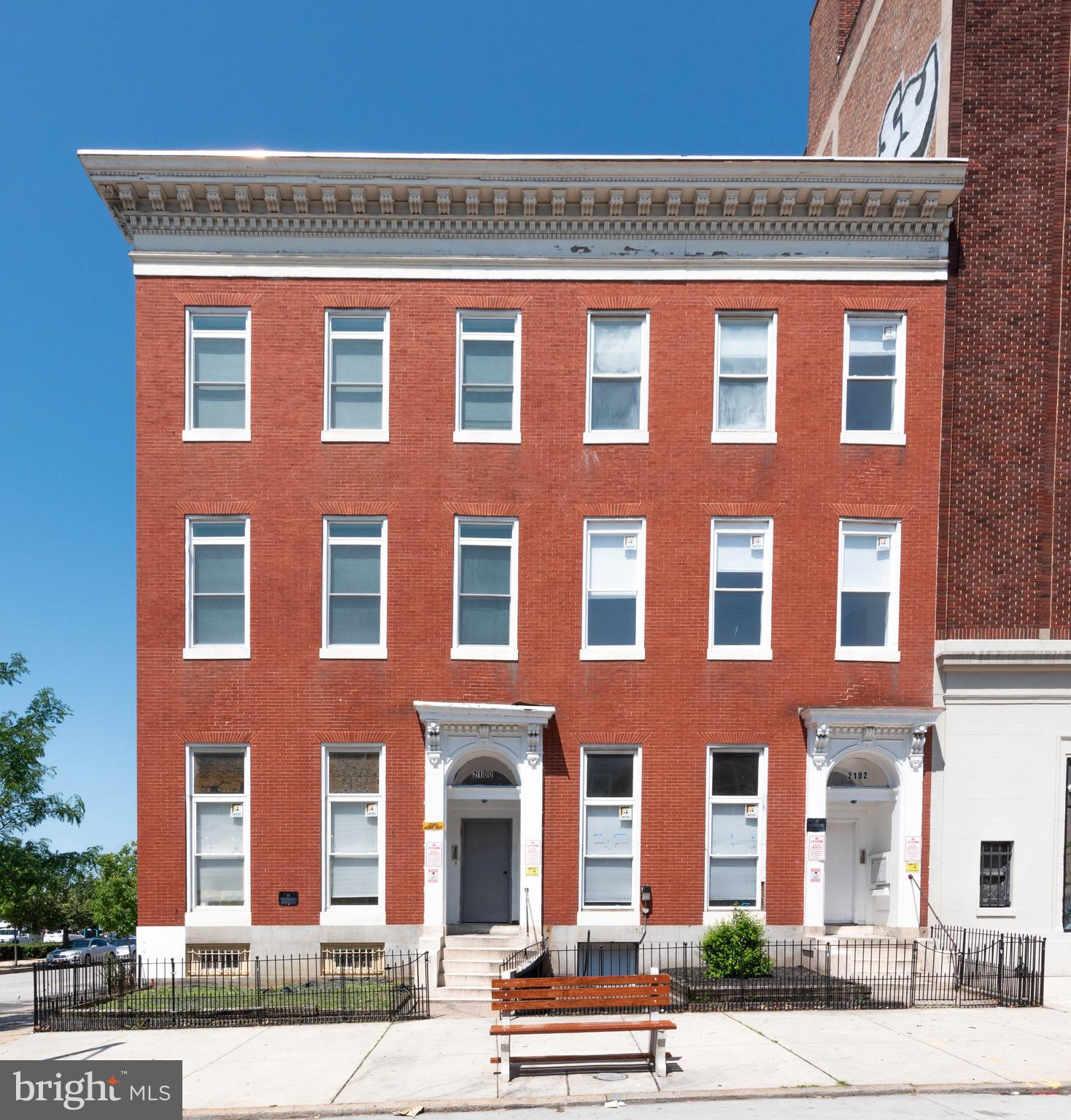 Main image without alt text