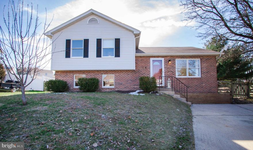 OPEN THURS 3/15 4:30 TO 6:30. WOW! FRESHLY PAINTED & MOVE-IN READY. ADORABLE HOME WITH OPEN FLOORPLAN. CATHEDRAL CEILING EXCITES AS SOON AS YOU ENTER FRONT DOOR. FAMILY ROOM W/BUILT-INS  & NEW CARPET.  CONCRETE PATIO IS ON A FOUNDATION FOR YOUR ADDITION.  LGE PRIVATE FENCED YARD BACKS TO GREEN SPACE. RAISED BOXES WAITING FOR SUMMER VEGETABLE GARDEN. SHED & PLAYSET CONVEY. THIS ONE WILL SELL FAST!