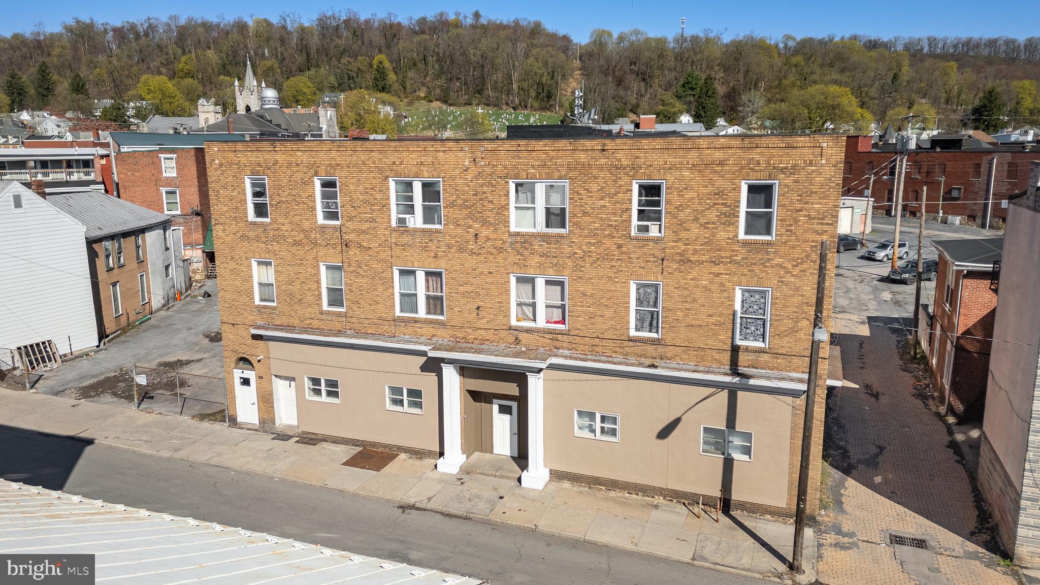 Main image without alt text