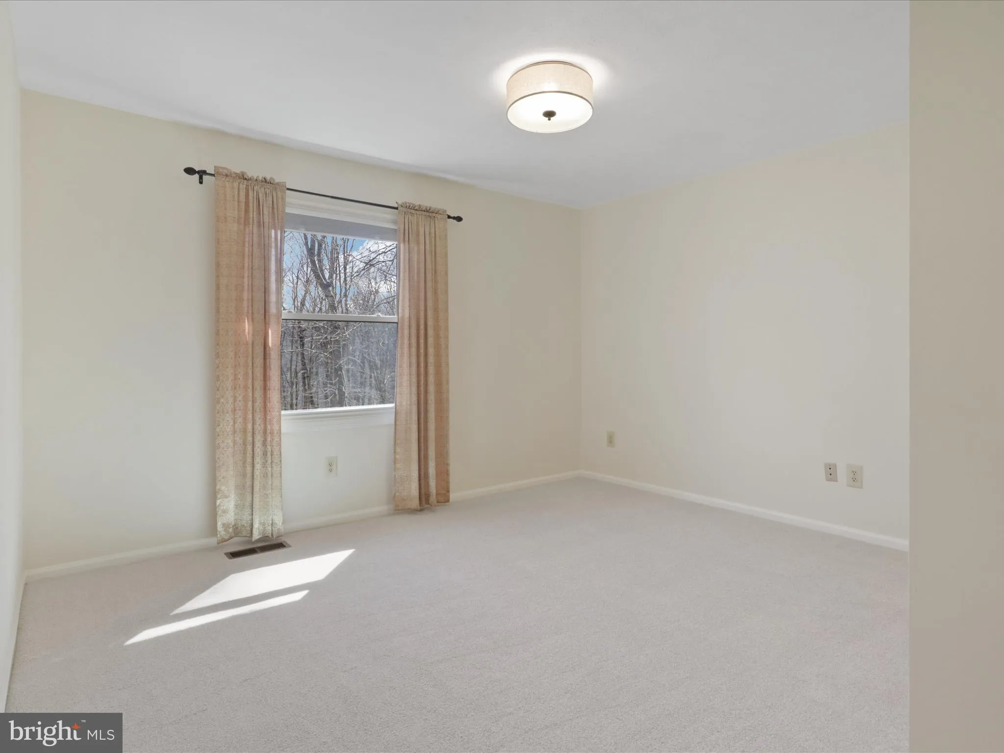 Manassas, Virginia 20112, United States, 4 Bedrooms Bedrooms, ,3 BathroomsBathrooms,Residential,Pending,83044