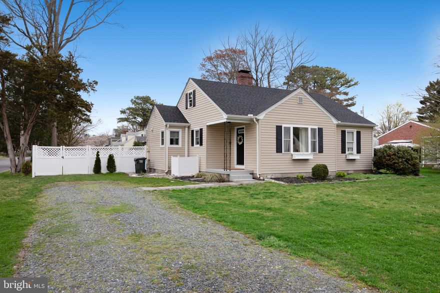 Open floor plan, 2 Bedroom, 1 Bath home close to downtown Easton.  Listed by Chuck Mangold, Jr. and Eddie Mangold.