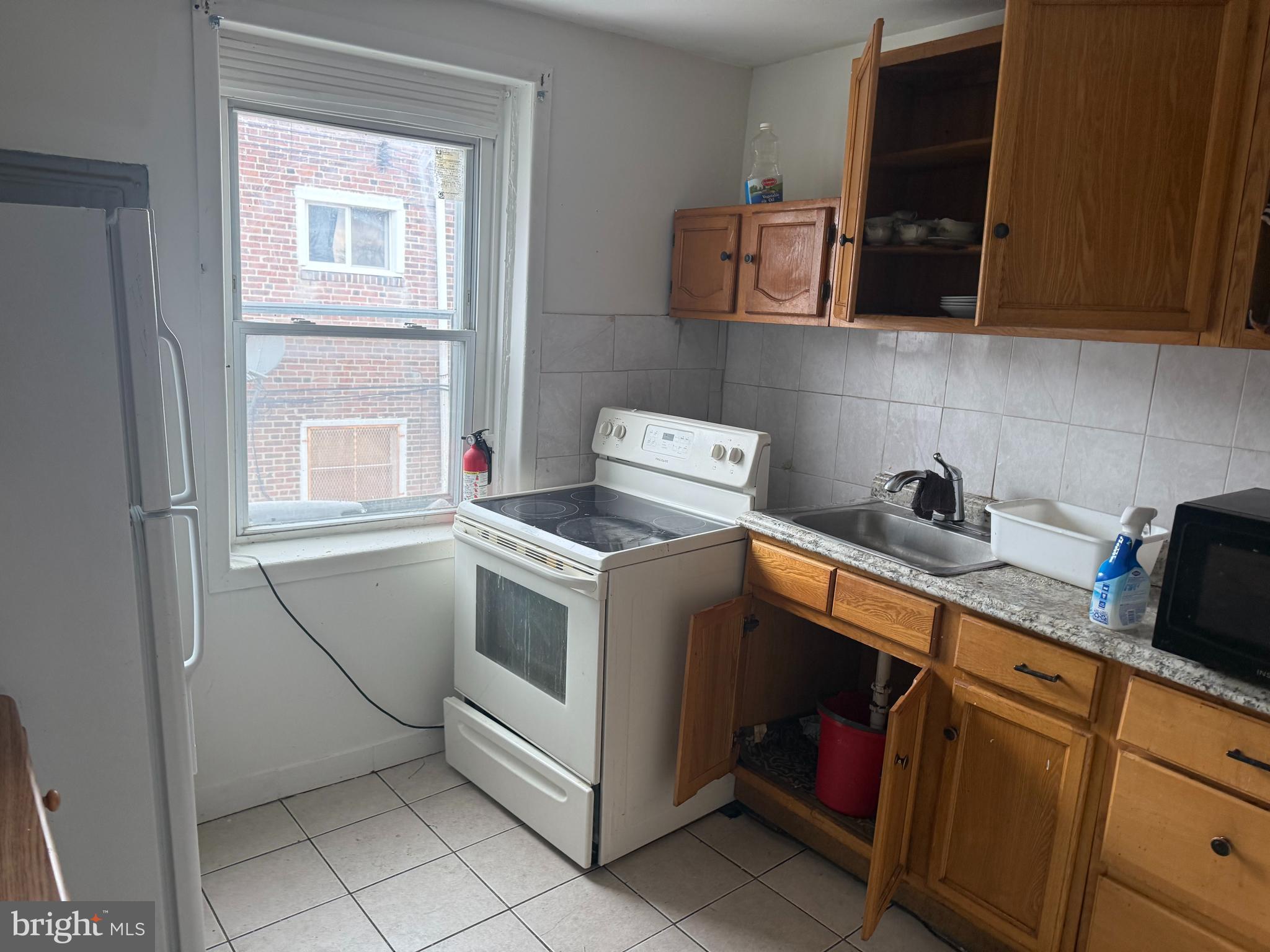 1801 W ALBANUS STREET